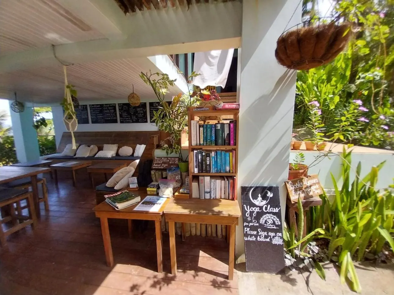 Lounge or bar in Bird Island Bungalows