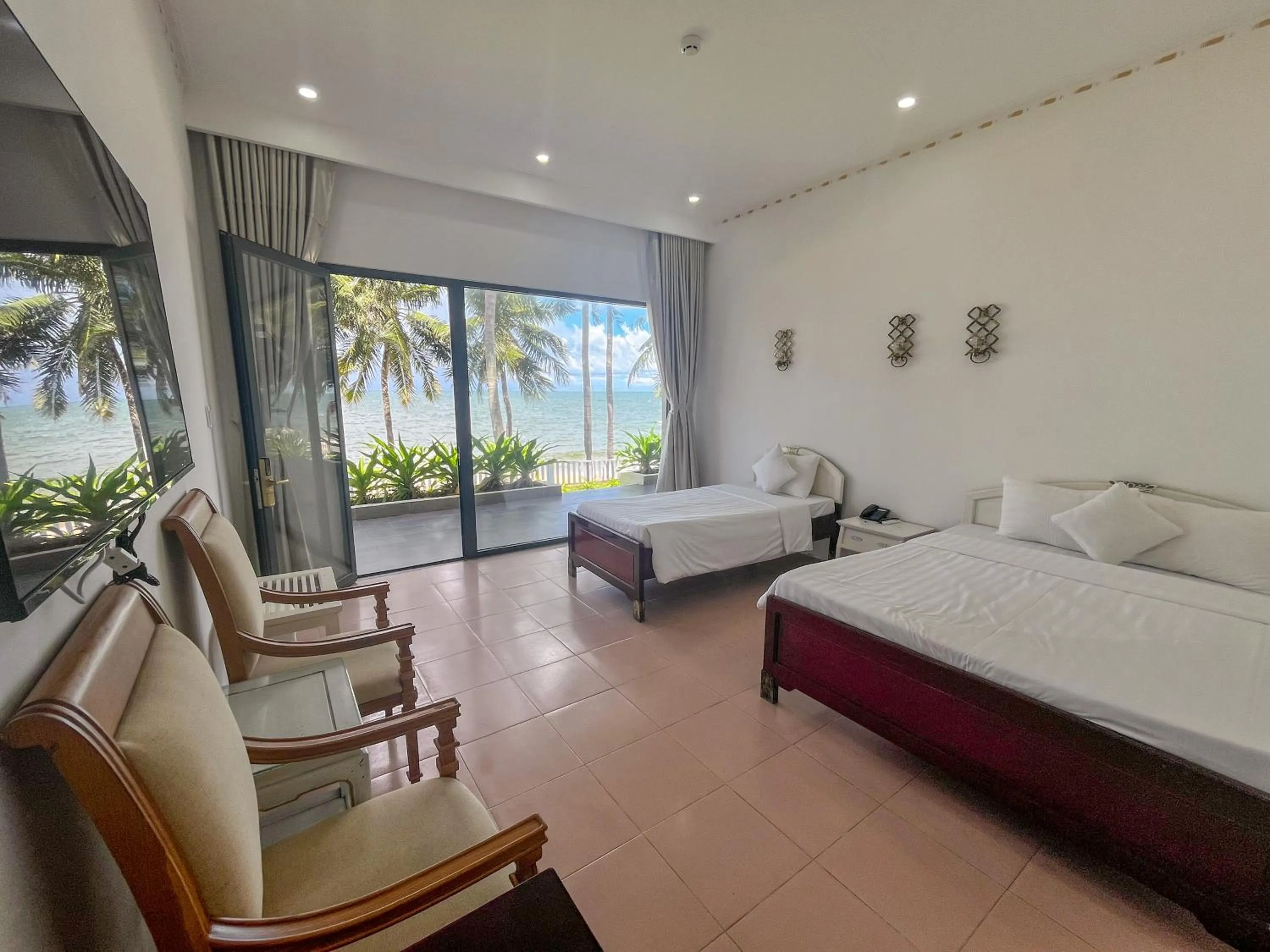 Photo of the whole room, Bed in Hawaii Resort Phu Quoc