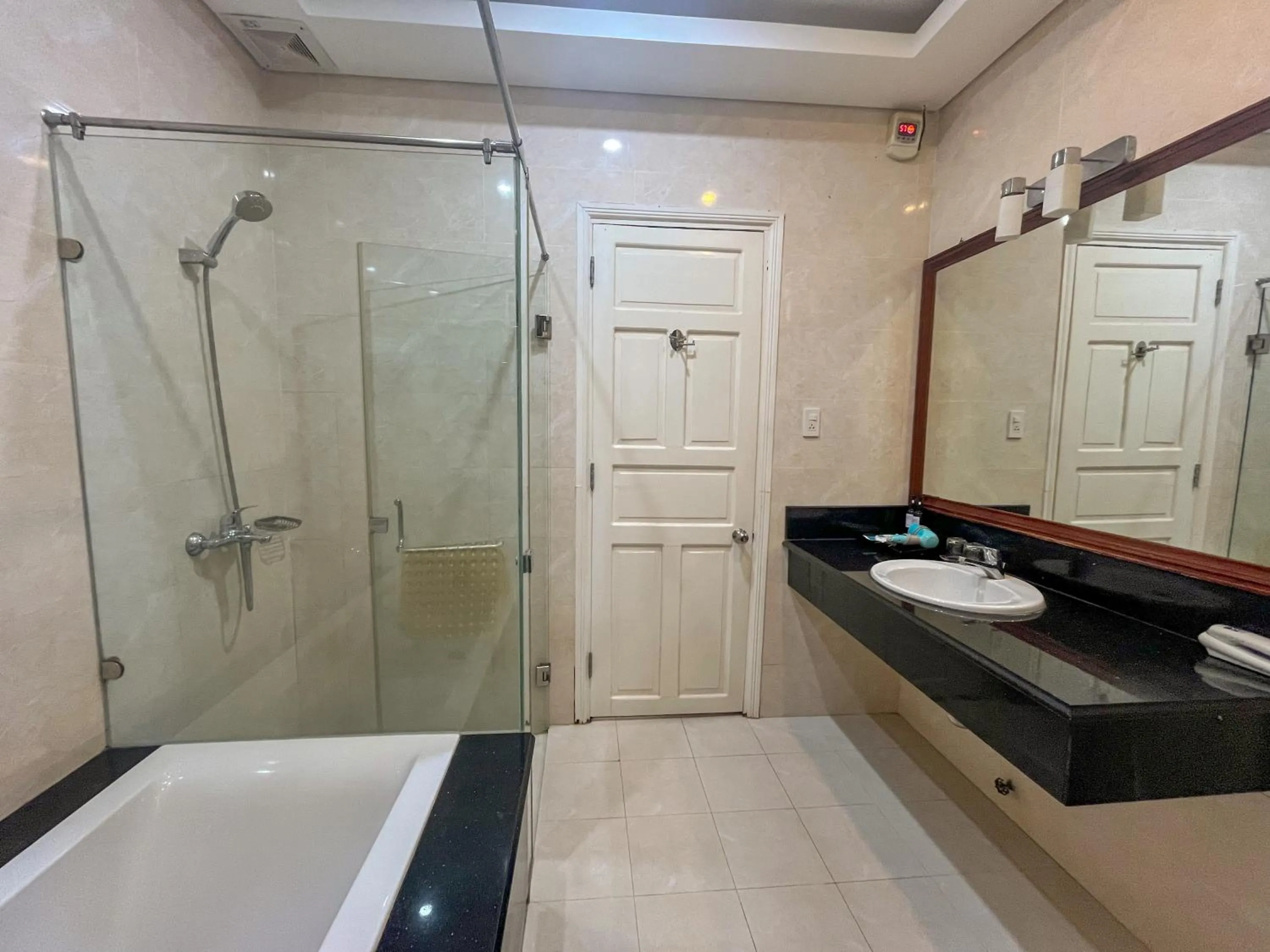 Bathroom in Hawaii Resort Phu Quoc