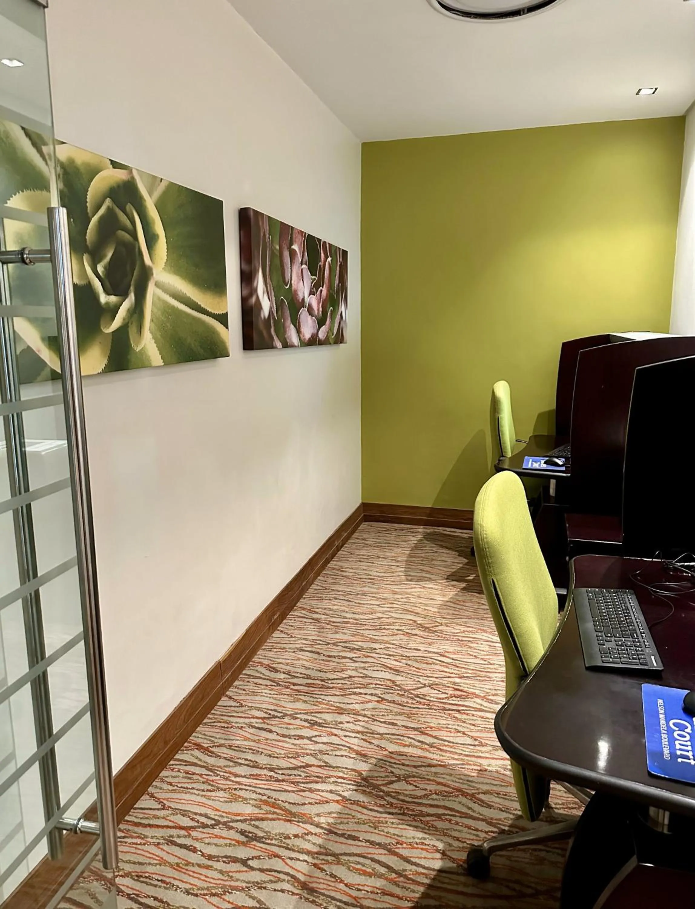 Business facilities in Garden Court Nelson Mandela Boulevard