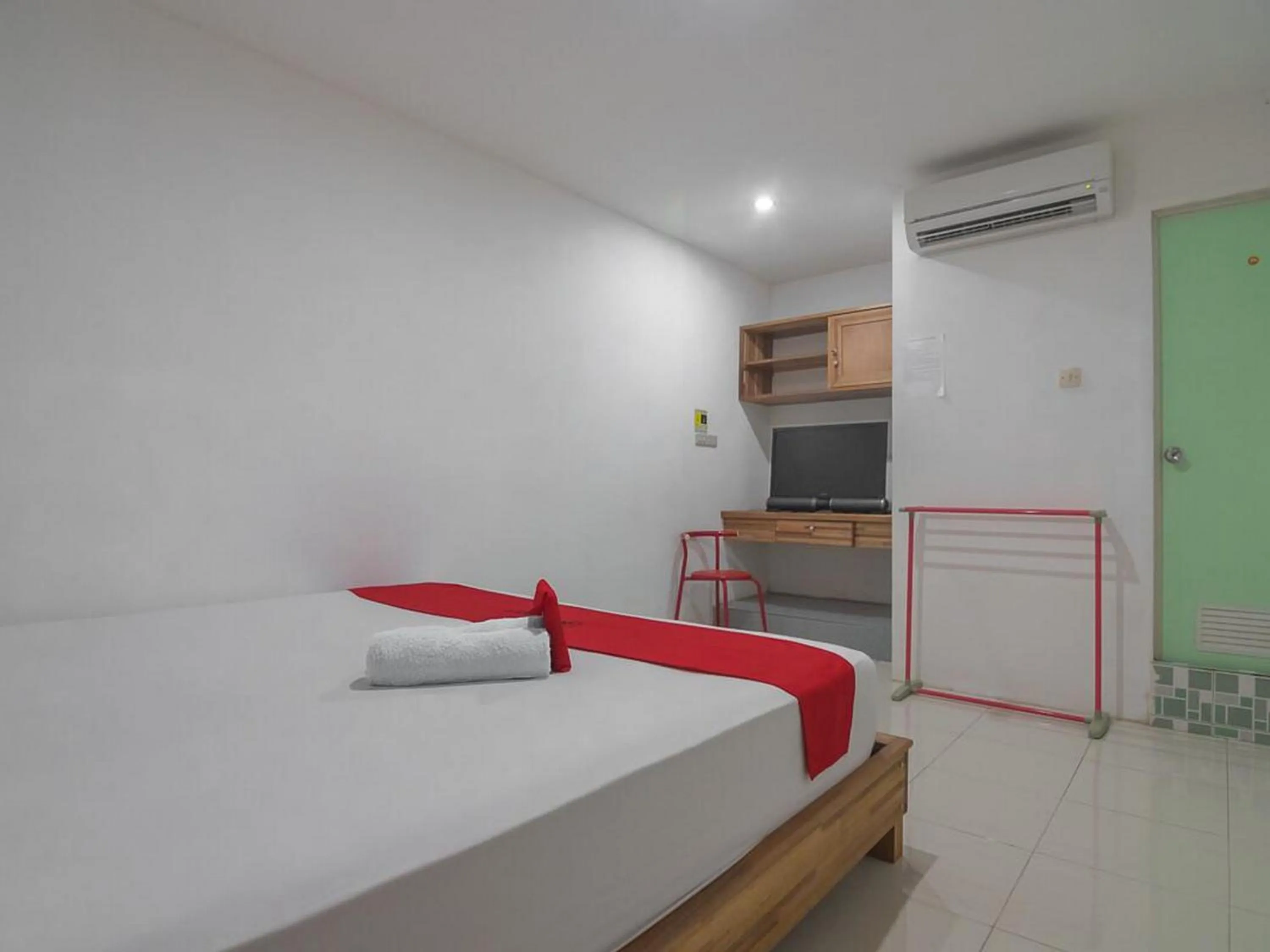Bedroom, Bed in RedDoorz near Gajah Mada Pontianak