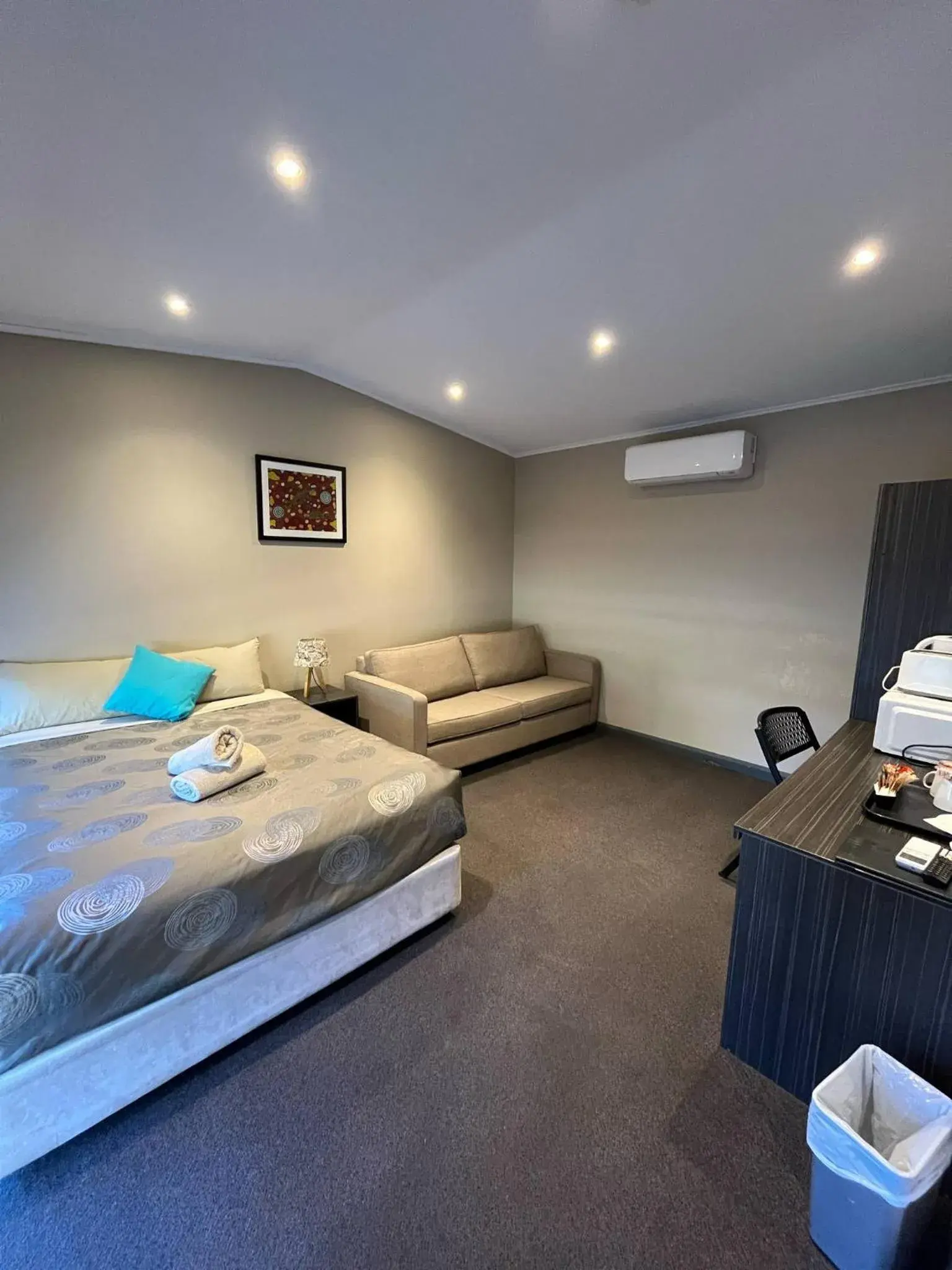 Deluxe Double Room with Extra Bed in Copper City Motel Deluxe Double Room with Extra Bed in Copper City Motel