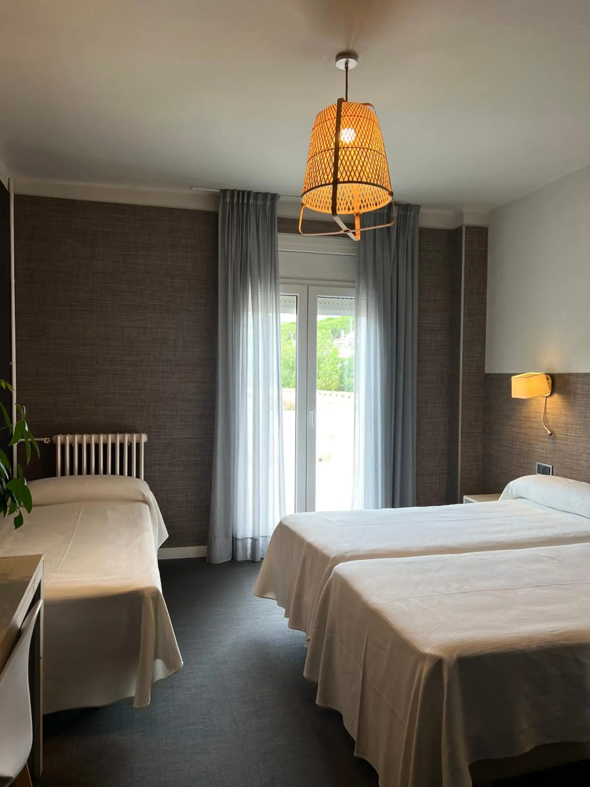 Triple Room with free parking included in Hotel & Restaurant Figueres Parc Triple Room with free parking included in Hotel & Restaurant Figueres Parc