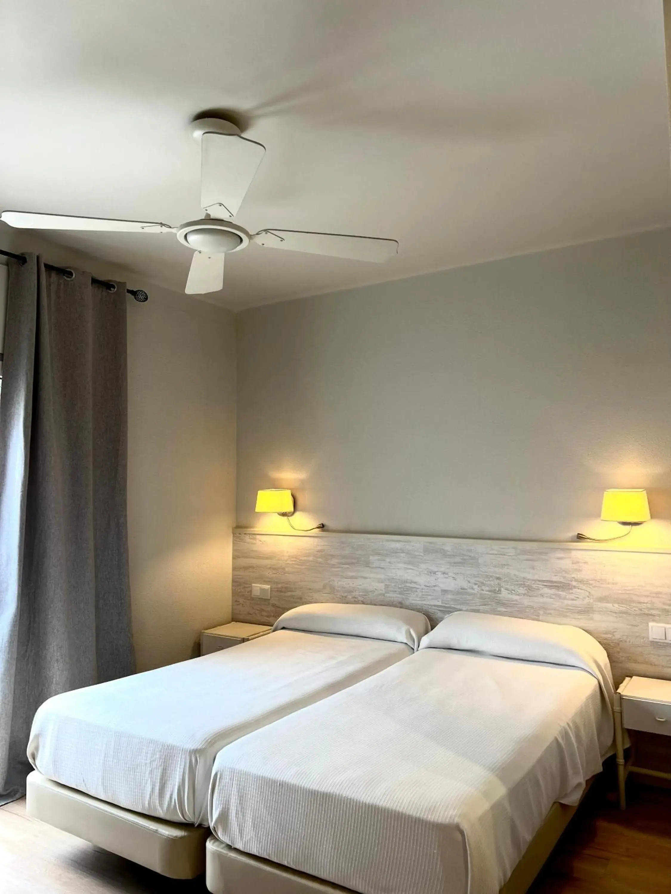 Twin Room with free parking included in Hotel & Restaurant Figueres Parc Twin Room with free parking included in Hotel & Restaurant Figueres Parc