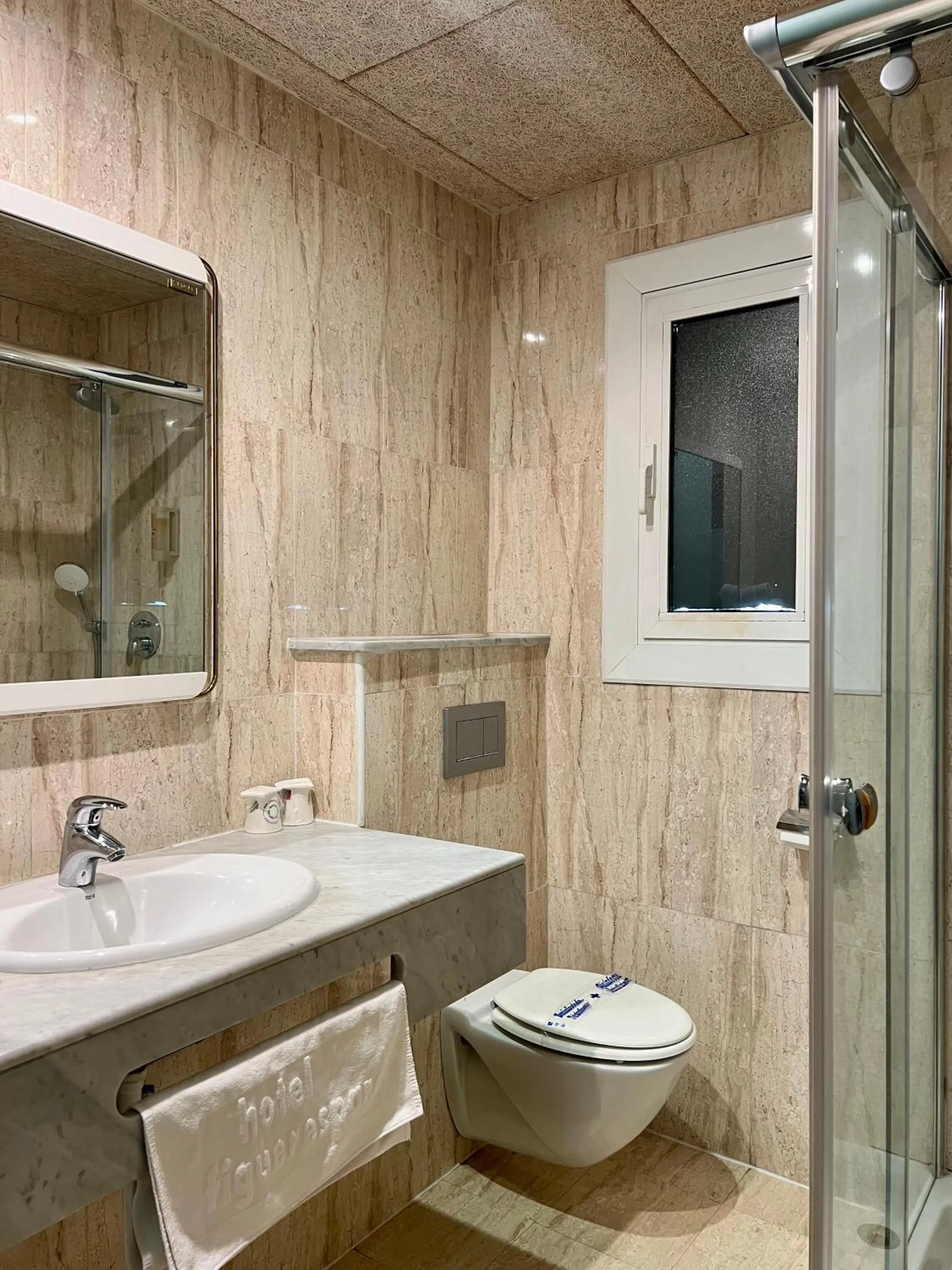 Shower in Hotel & Restaurant Figueres Parc