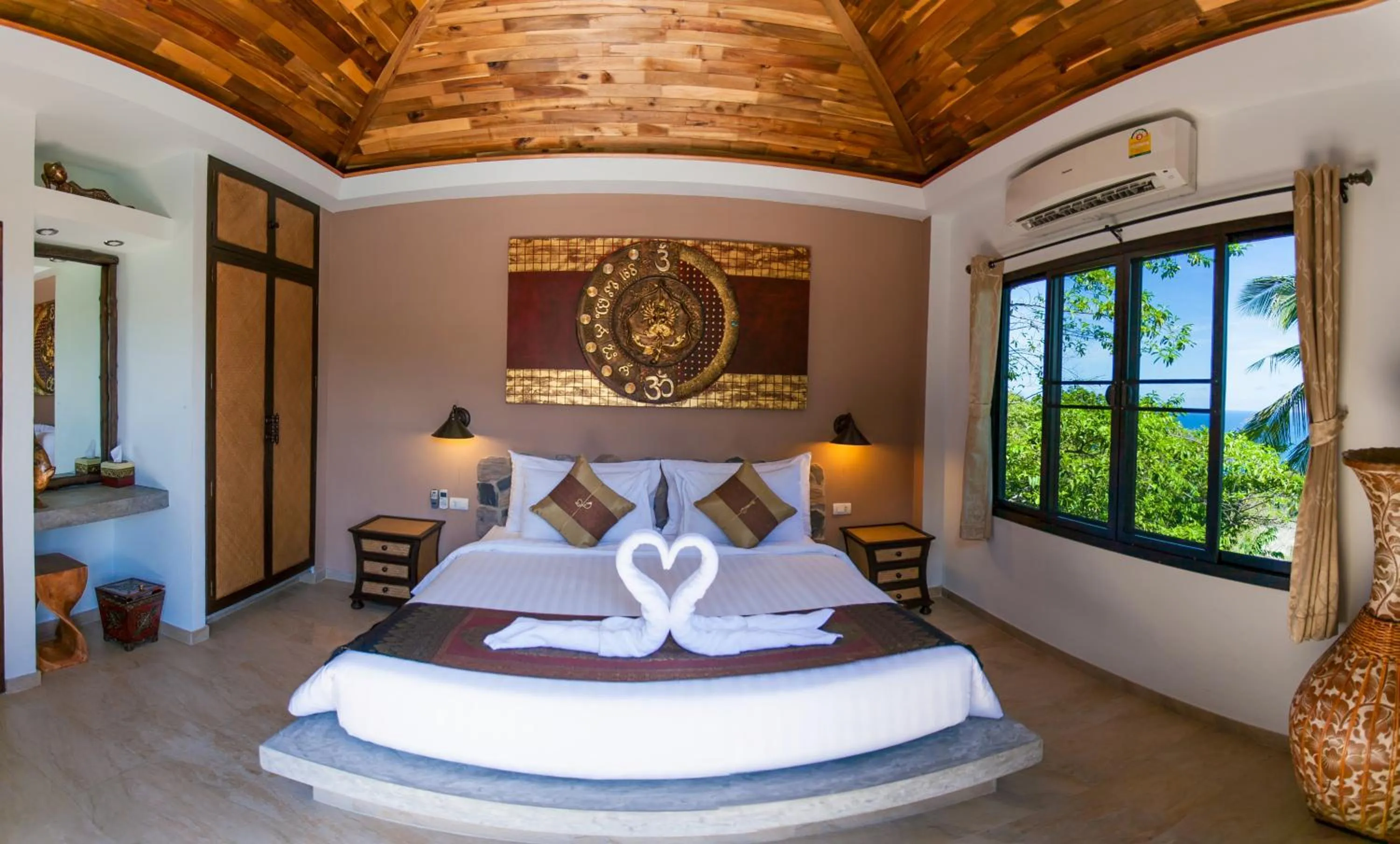 Bed in Koh Tao Heights Pool Villas