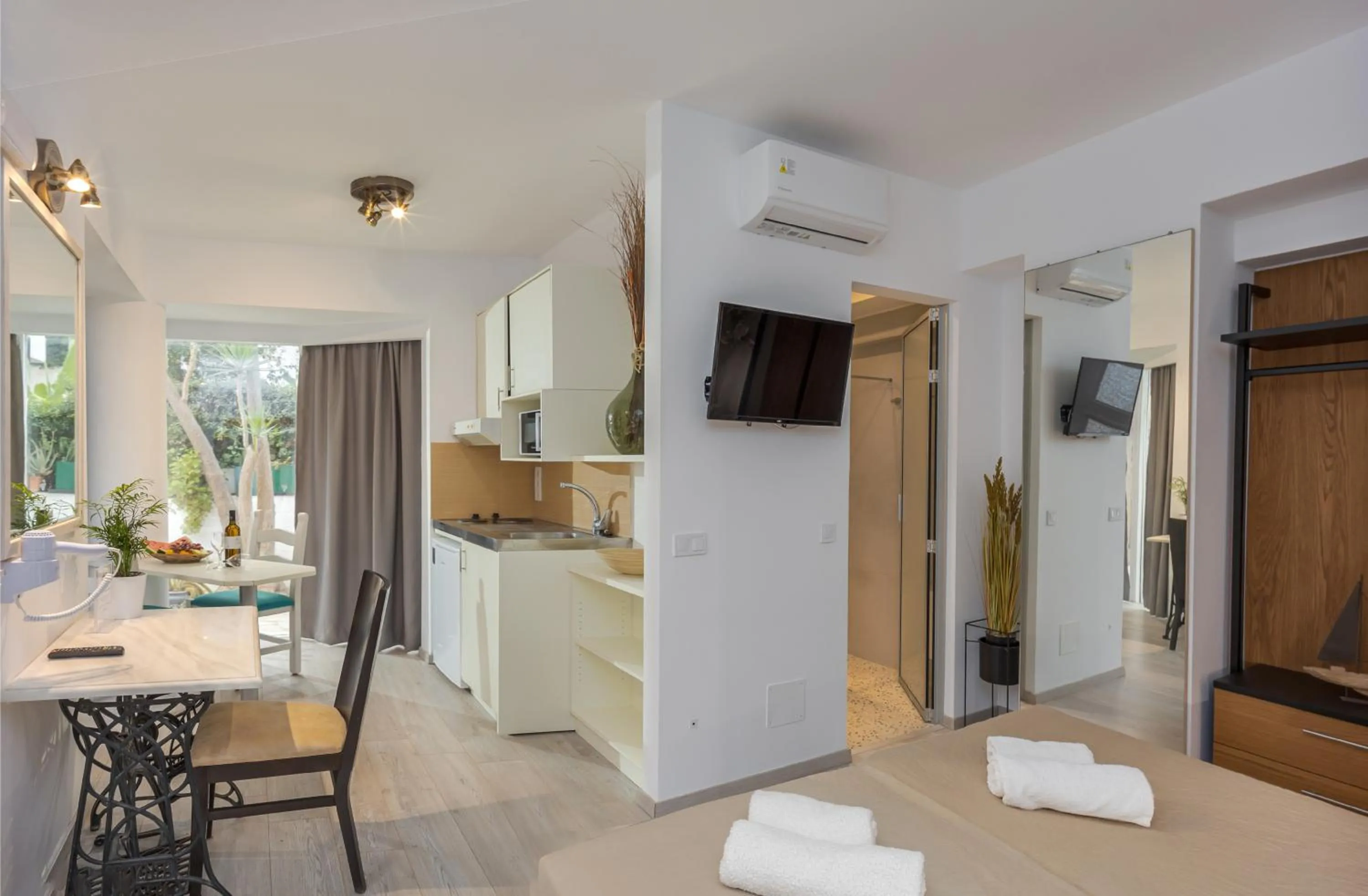 Photo of the whole room in Camelot Royal Beds by Estia