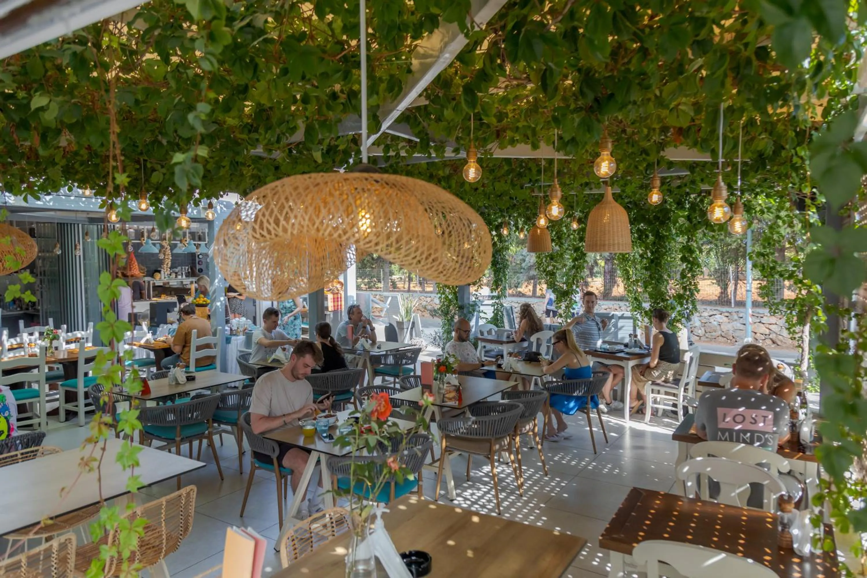 Restaurant/places to eat in Camelot Royal Beds by Estia