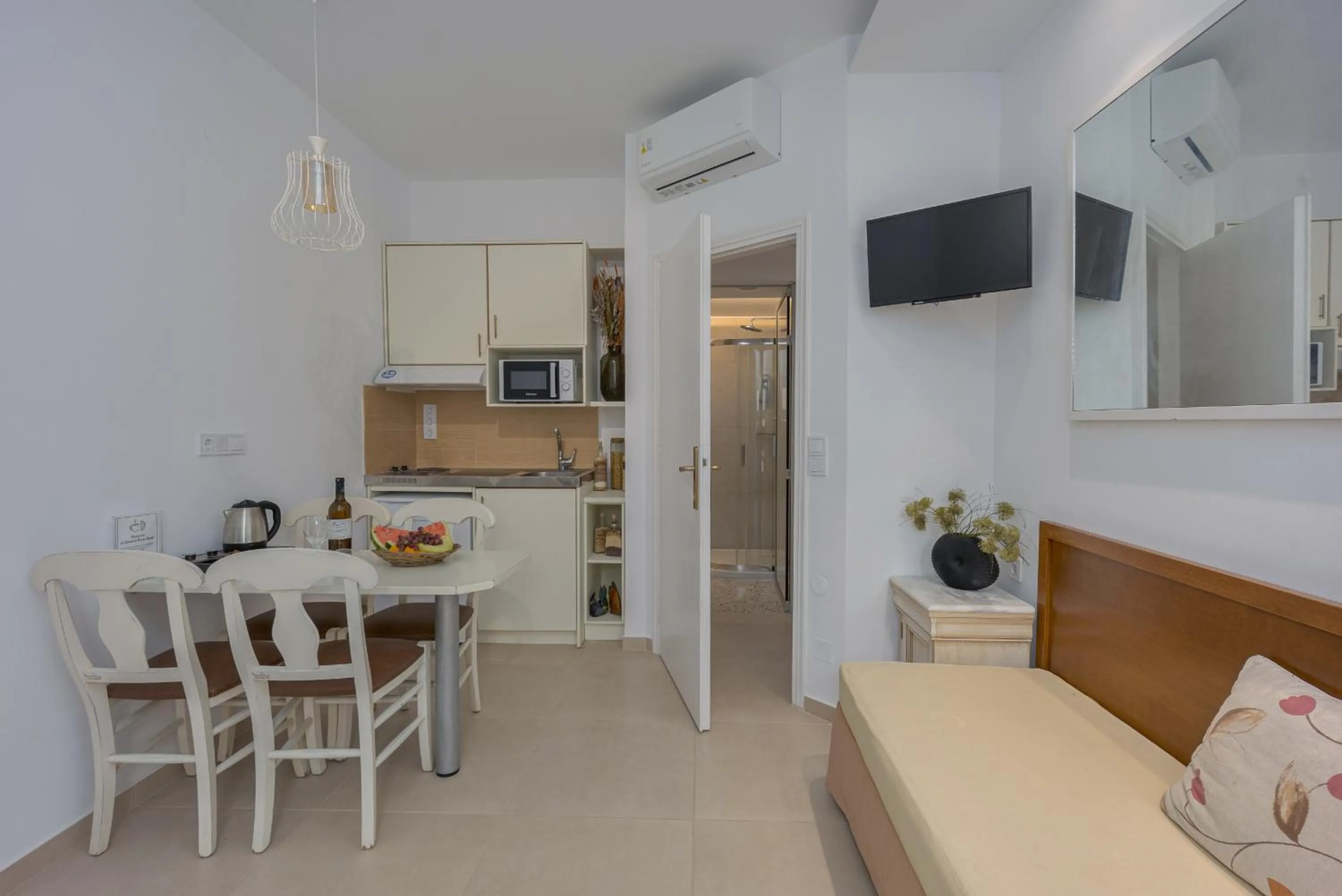 TV and multimedia in Camelot Royal Beds by Estia