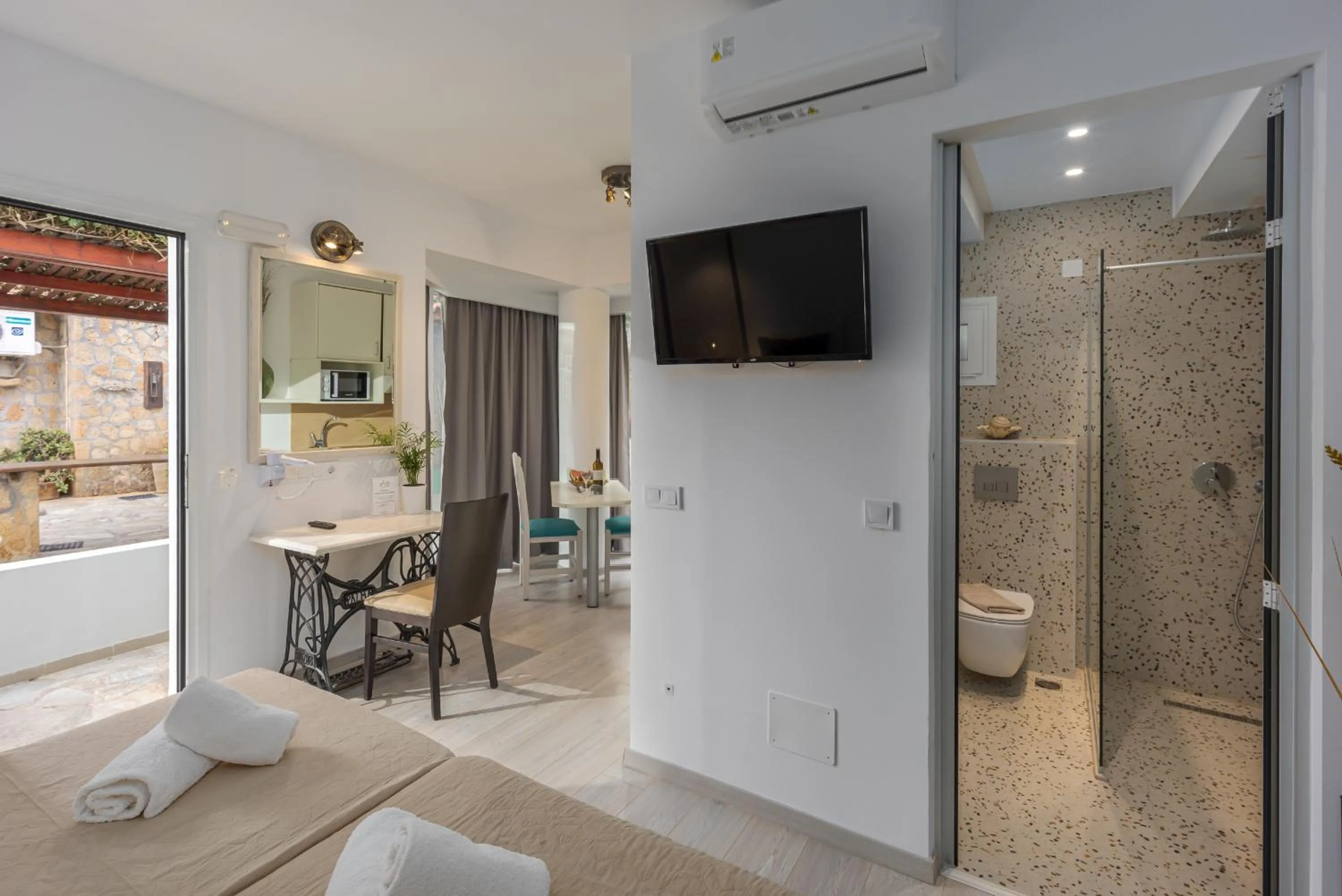 Photo of the whole room in Camelot Royal Beds by Estia