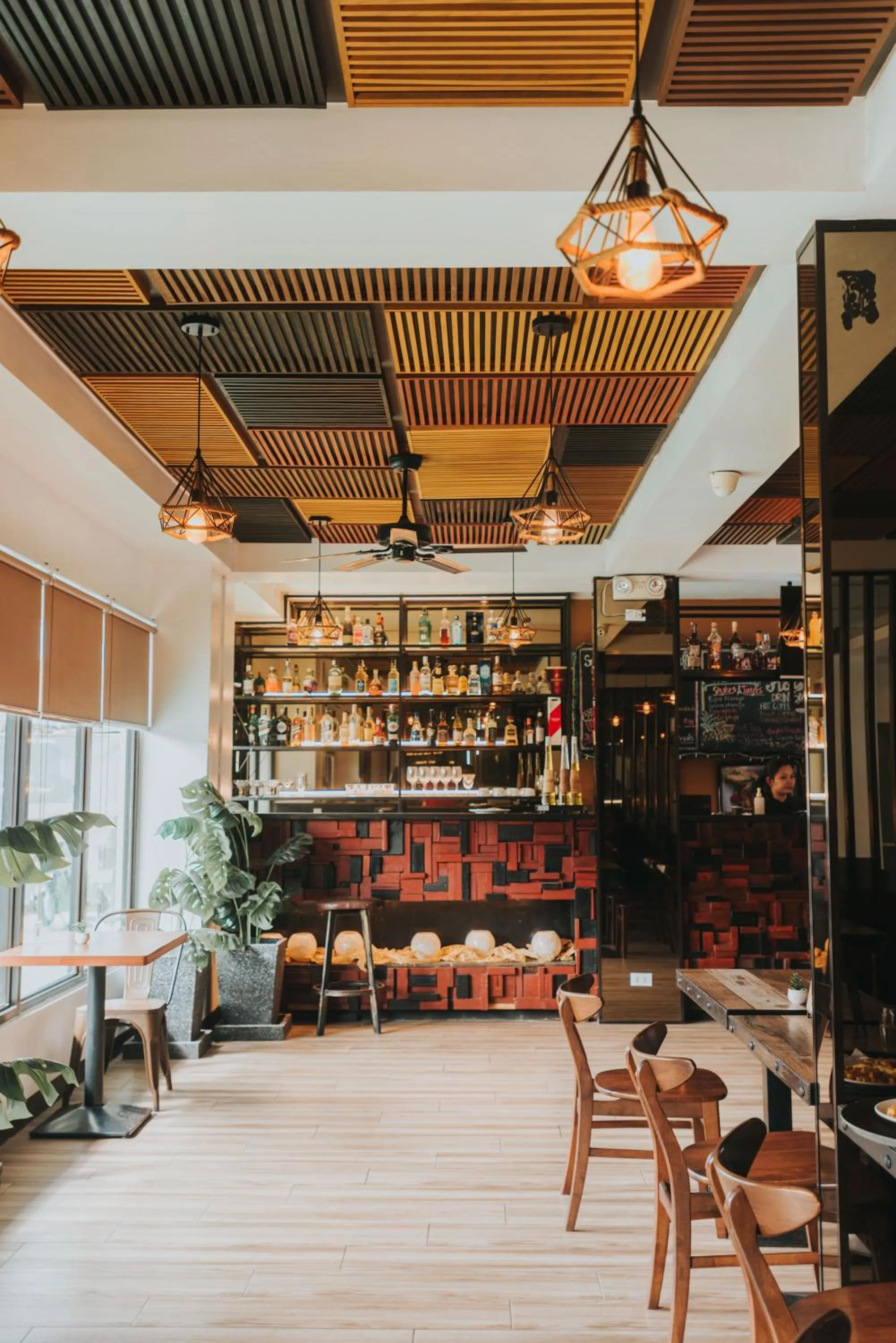 Restaurant/places to eat in SureStay Plus Hotel by Best Western AC LUXE Angeles City