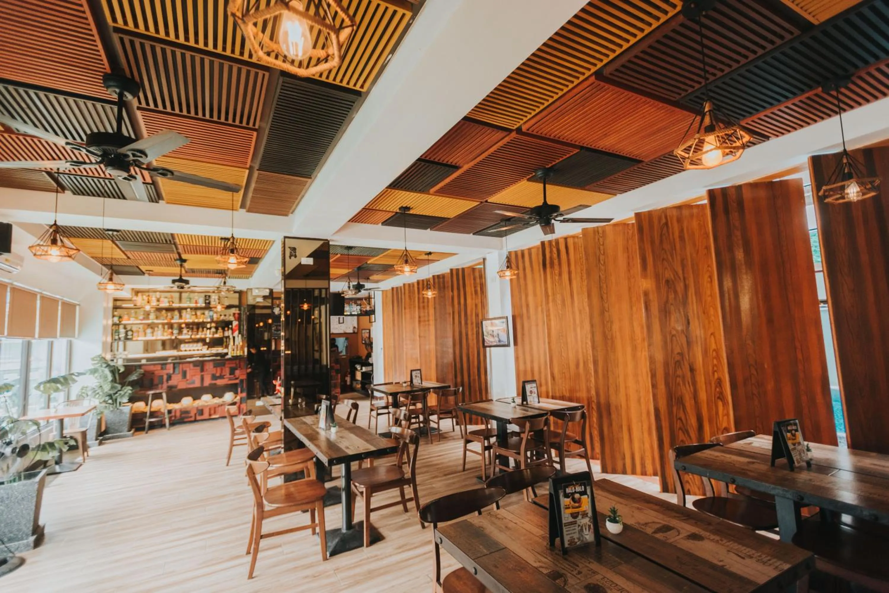 Restaurant/places to eat in SureStay Plus Hotel by Best Western AC LUXE Angeles City