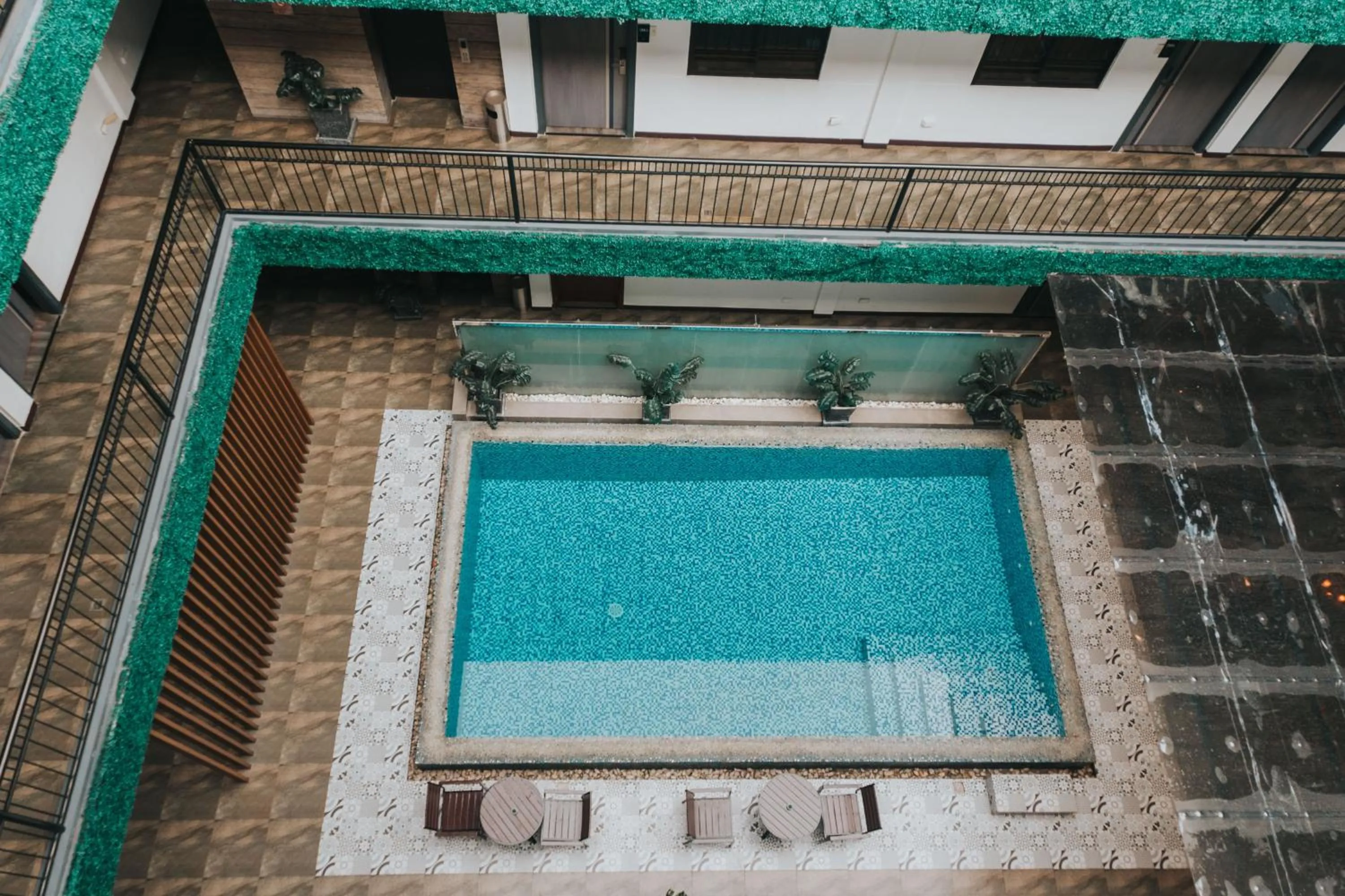 Swimming pool in SureStay Plus Hotel by Best Western AC LUXE Angeles City