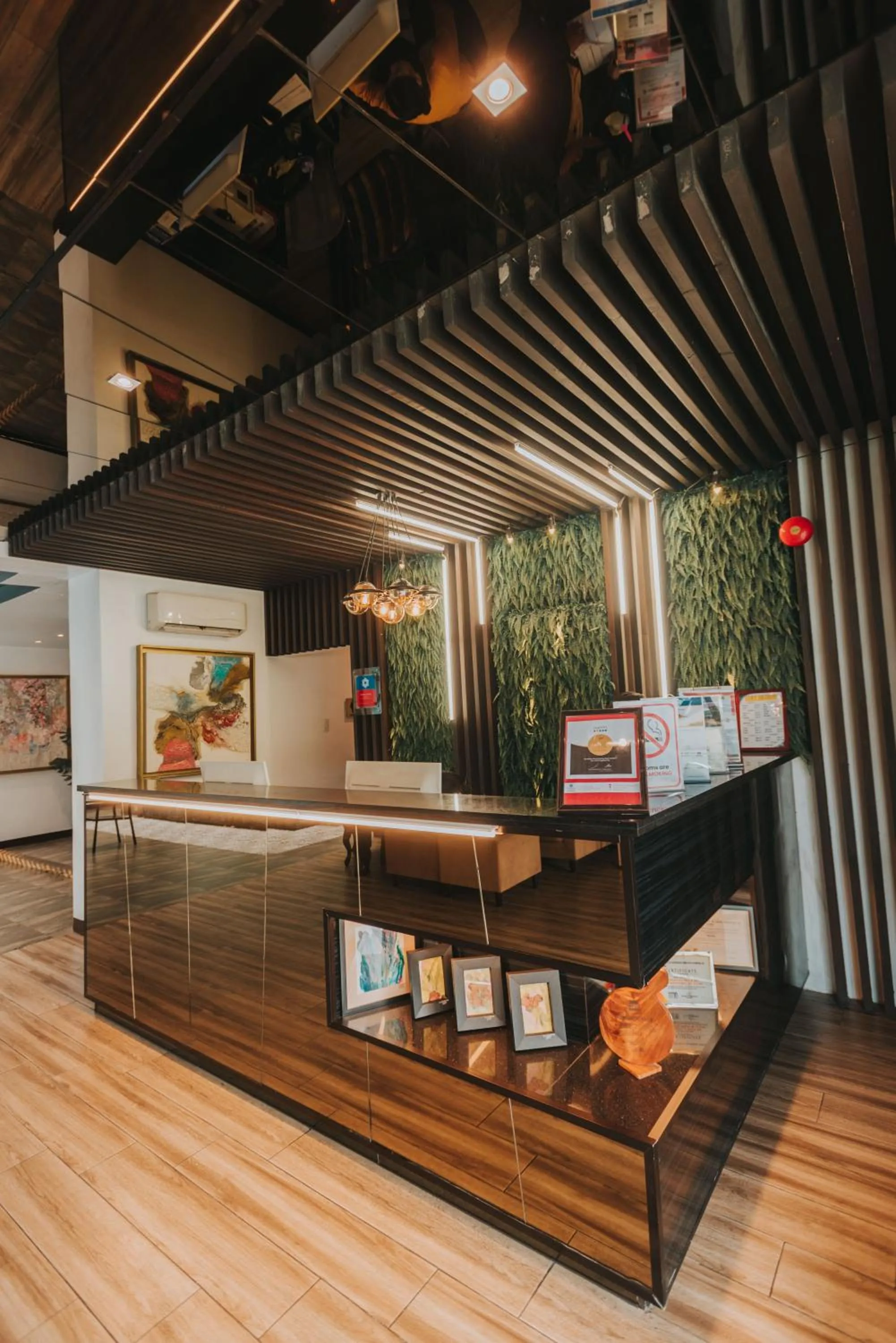 Lobby or reception in SureStay Plus Hotel by Best Western AC LUXE Angeles City