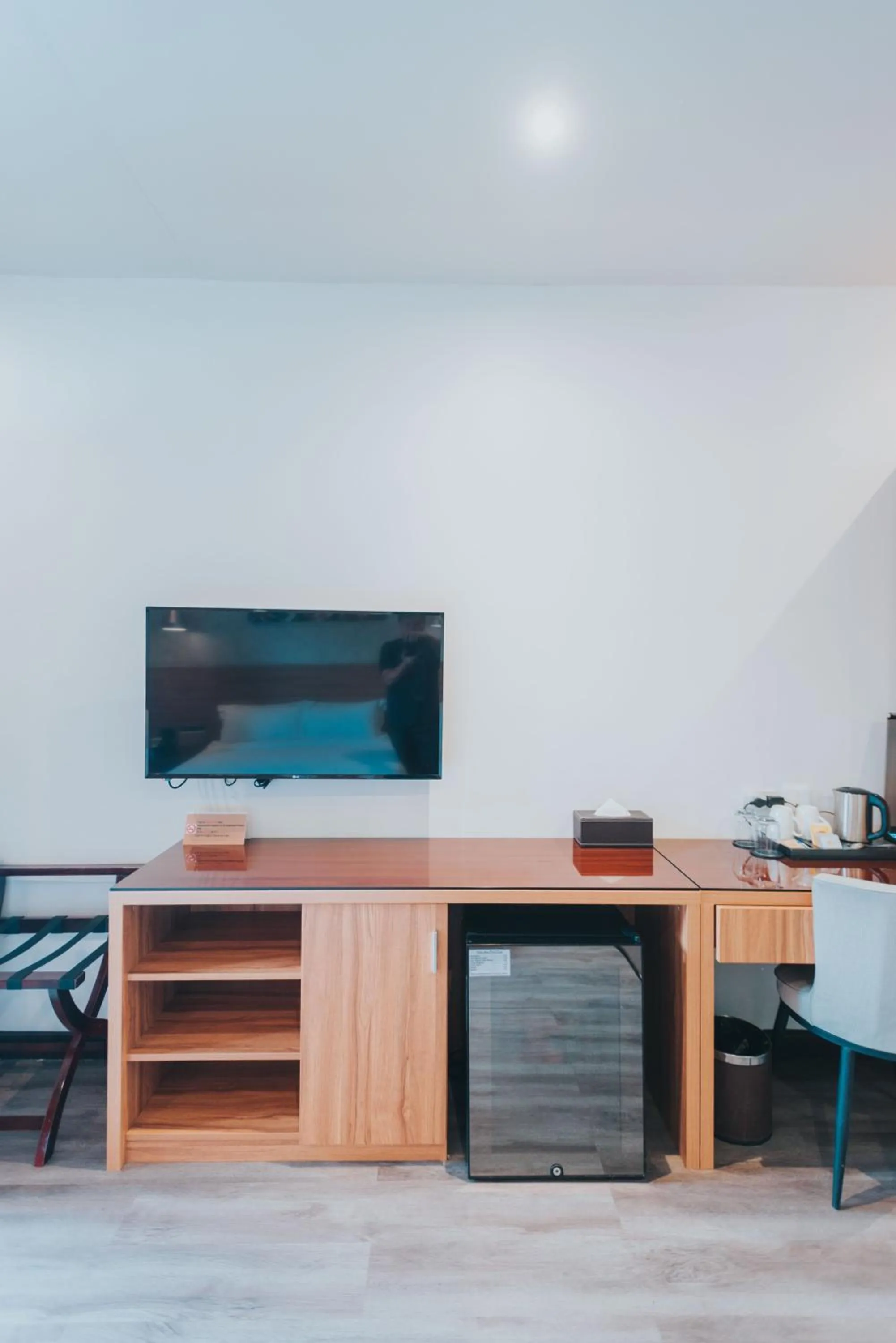 TV and multimedia in SureStay Plus Hotel by Best Western AC LUXE Angeles City