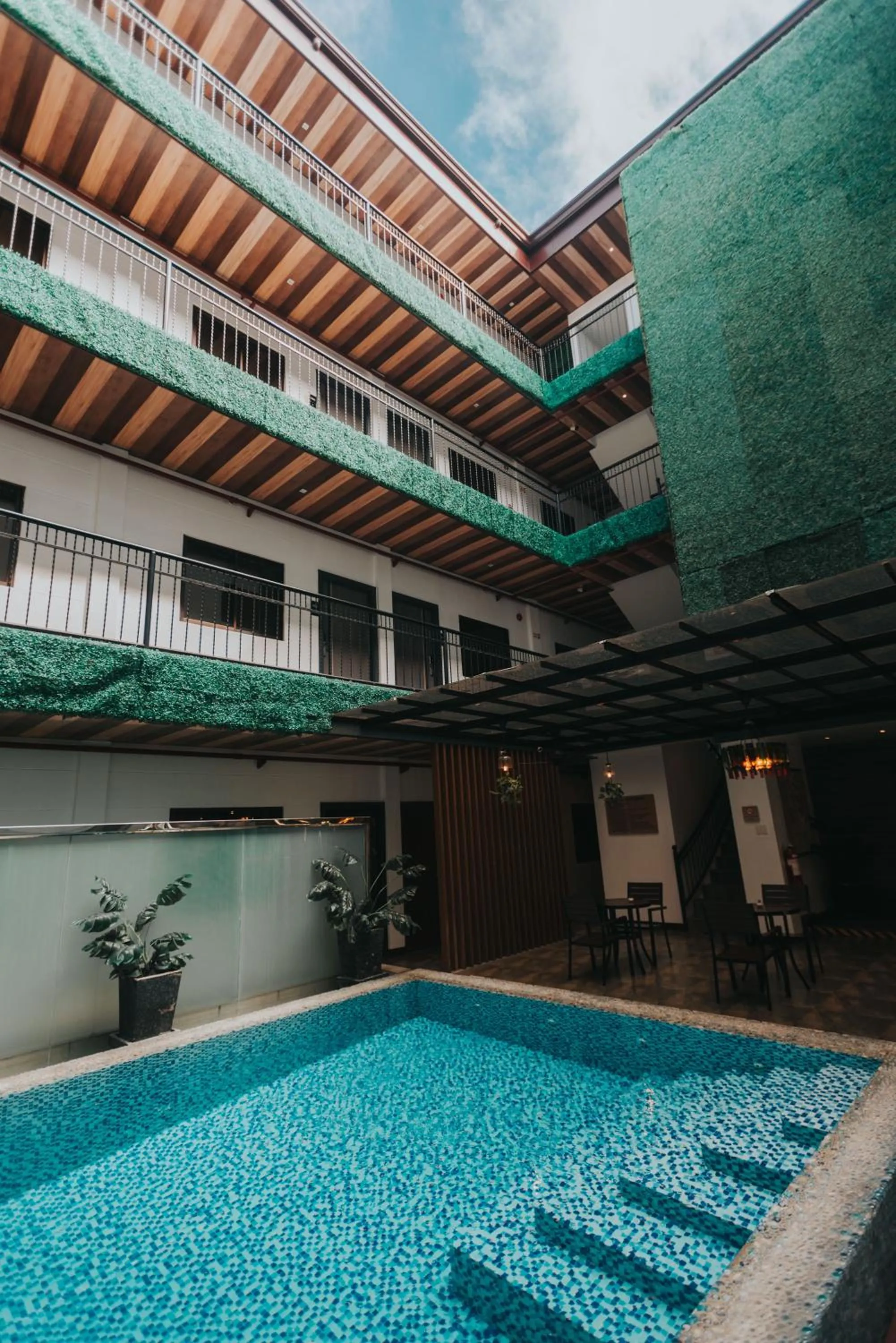 Swimming pool in SureStay Plus Hotel by Best Western AC LUXE Angeles City