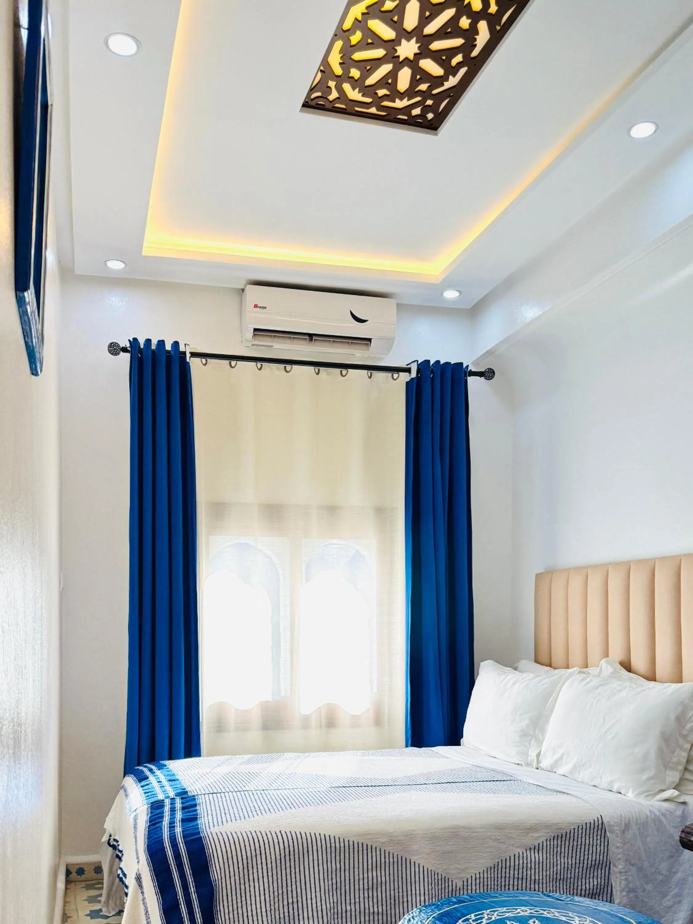 Bedroom, Bed in Hôtel Koutoubia