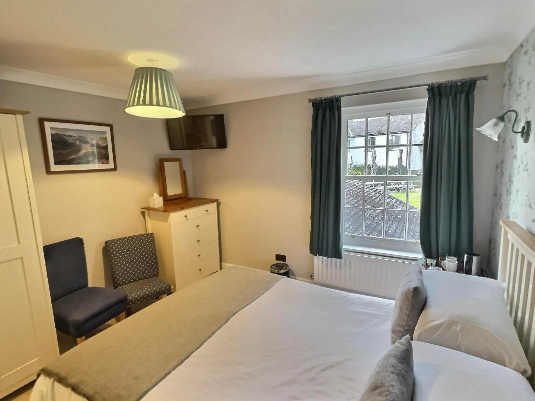 Bed in Three Shires Inn