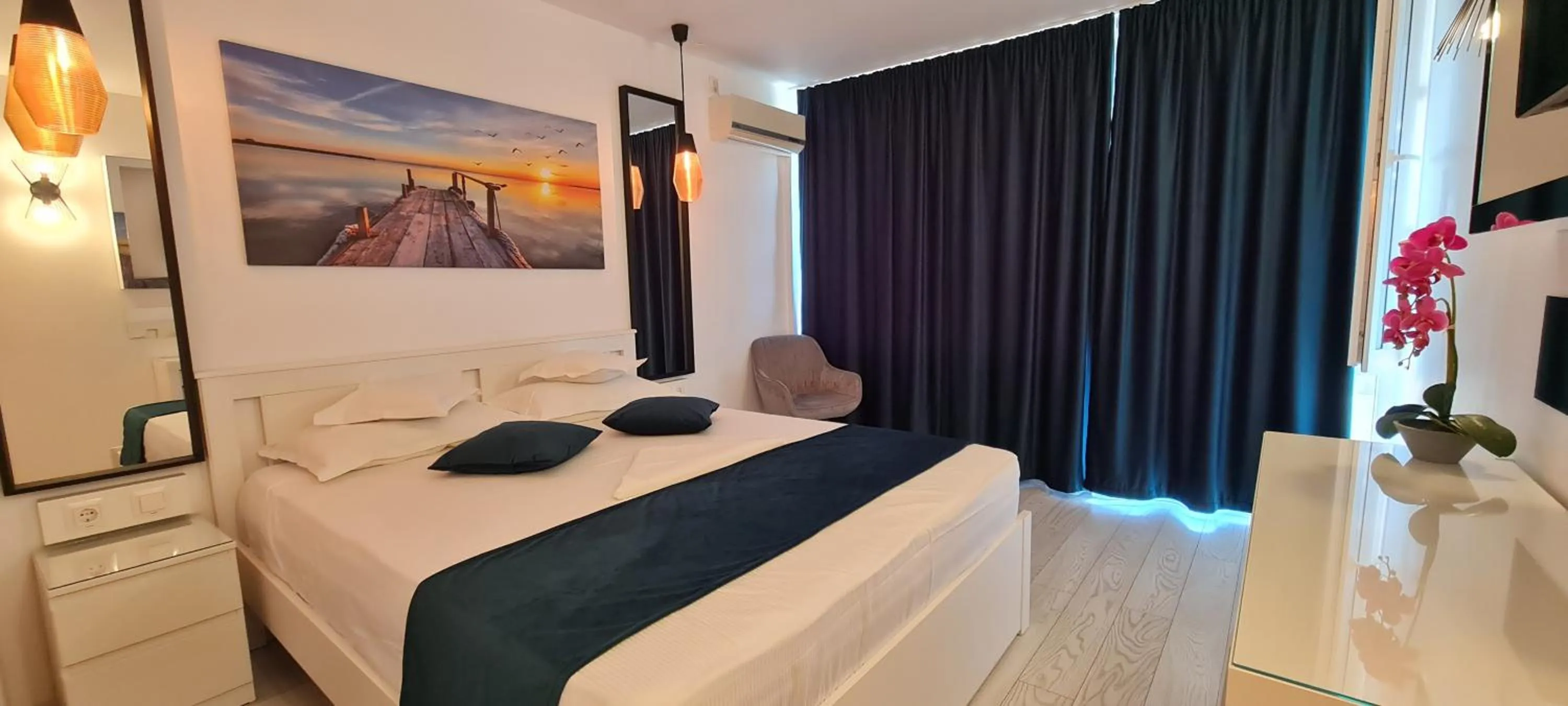 Photo of the whole room, Bed in Hotel Sunquest