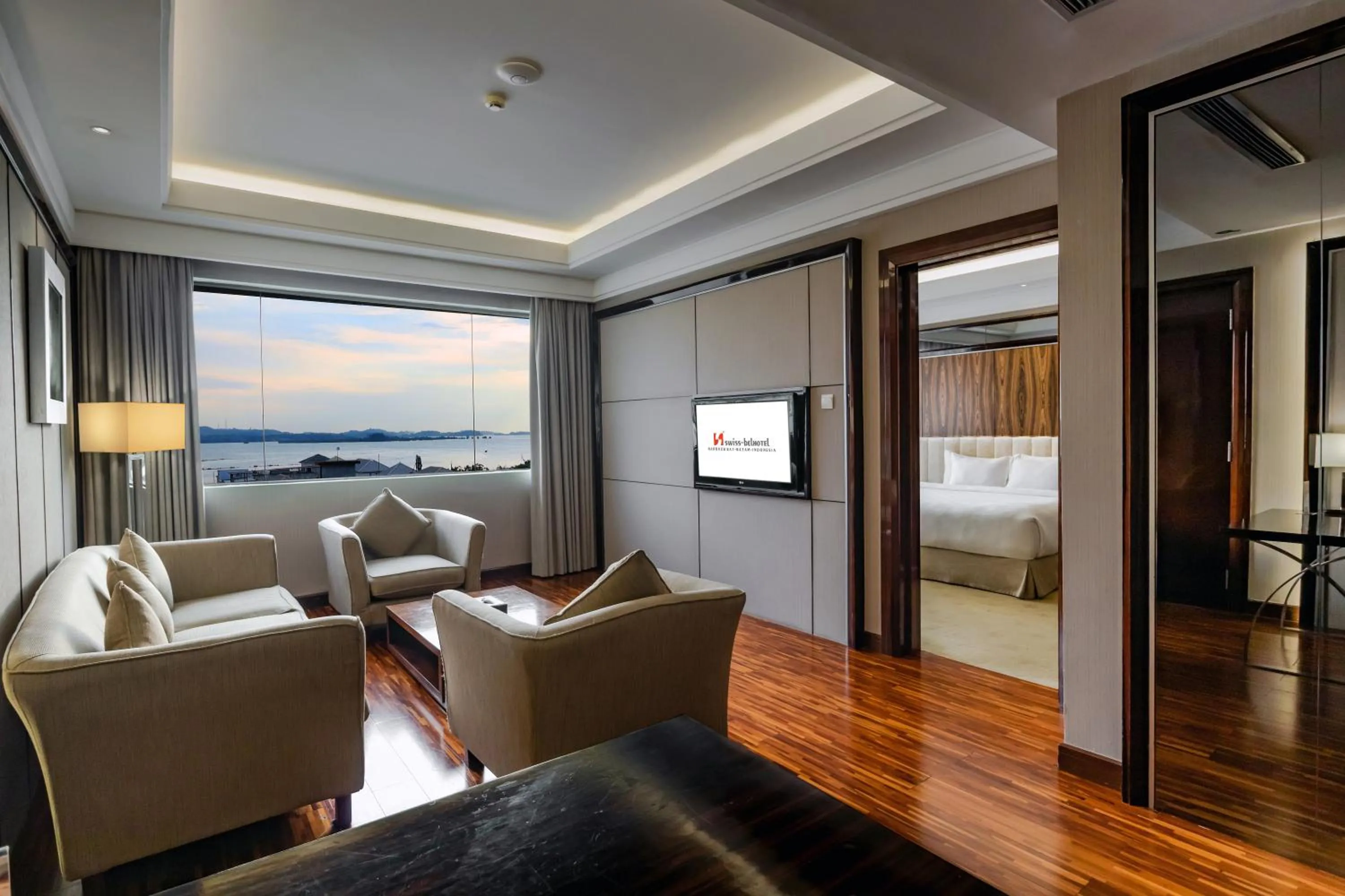 Living room, Bed in Swiss-Belhotel Harbour Bay