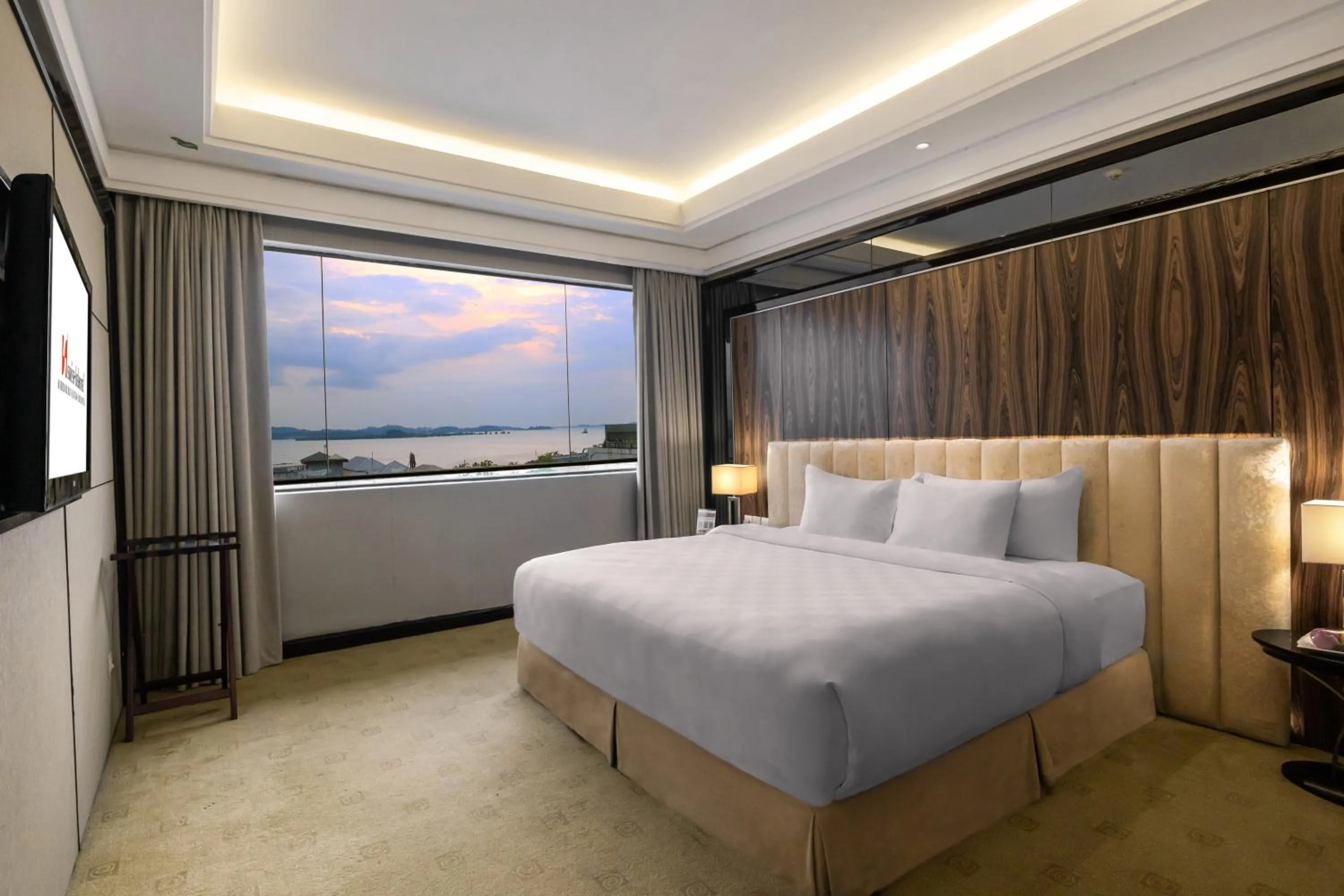 Bedroom, Bed in Swiss-Belhotel Harbour Bay