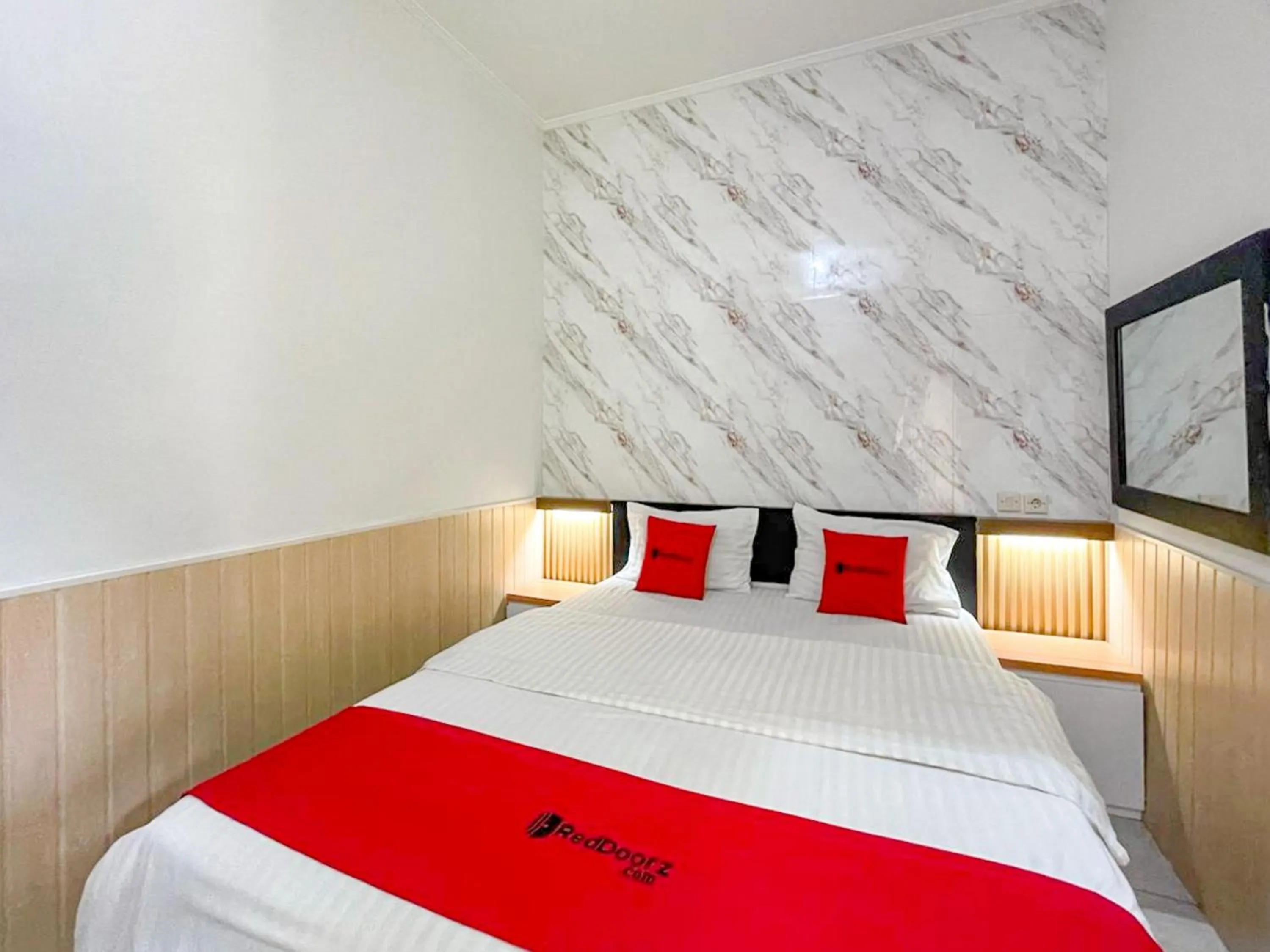 Bathroom, Bed in RedDoorz Syariah Plus near Banyuwangi Airport