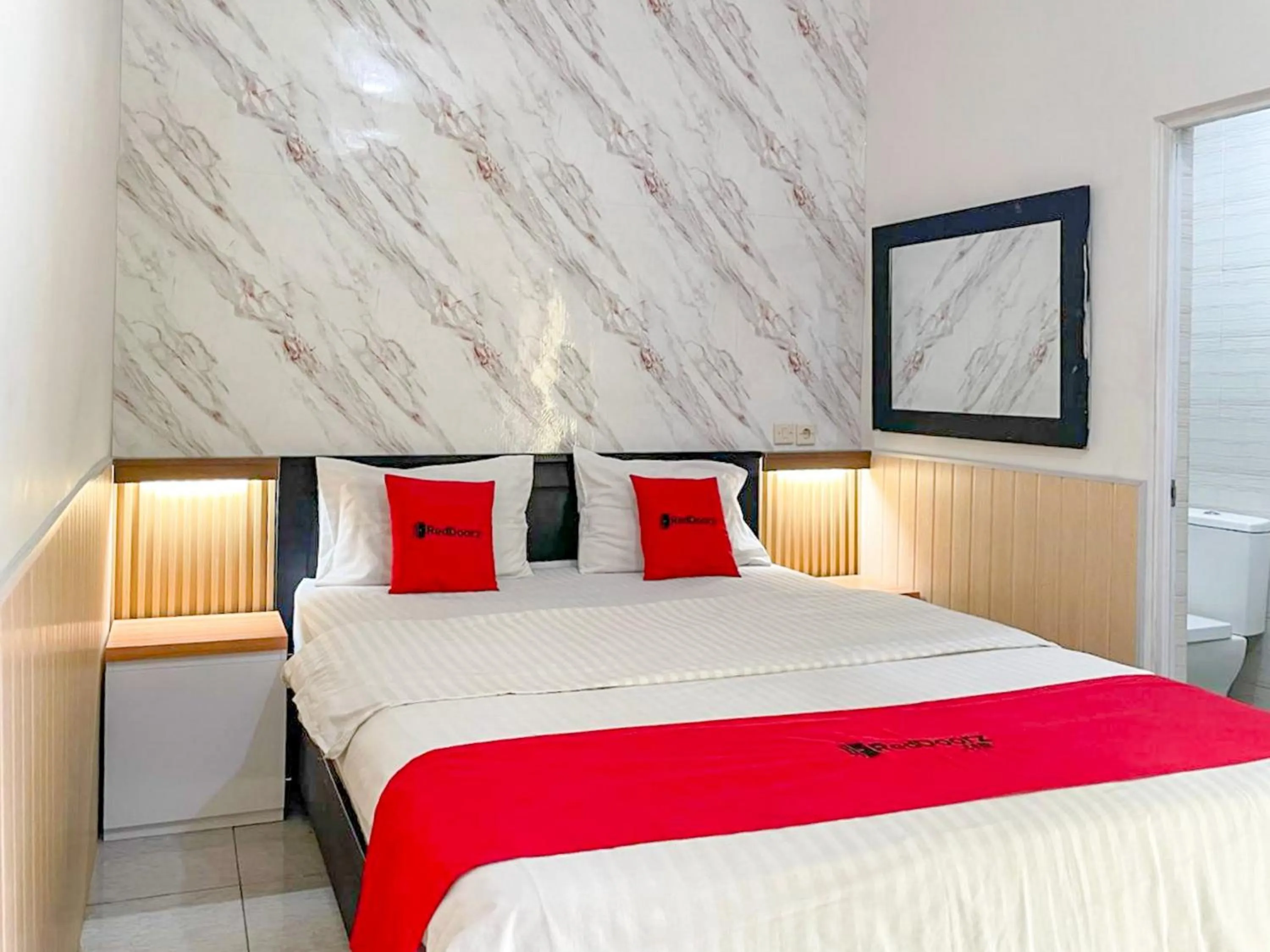 Bedroom, Bed in RedDoorz Syariah Plus near Banyuwangi Airport