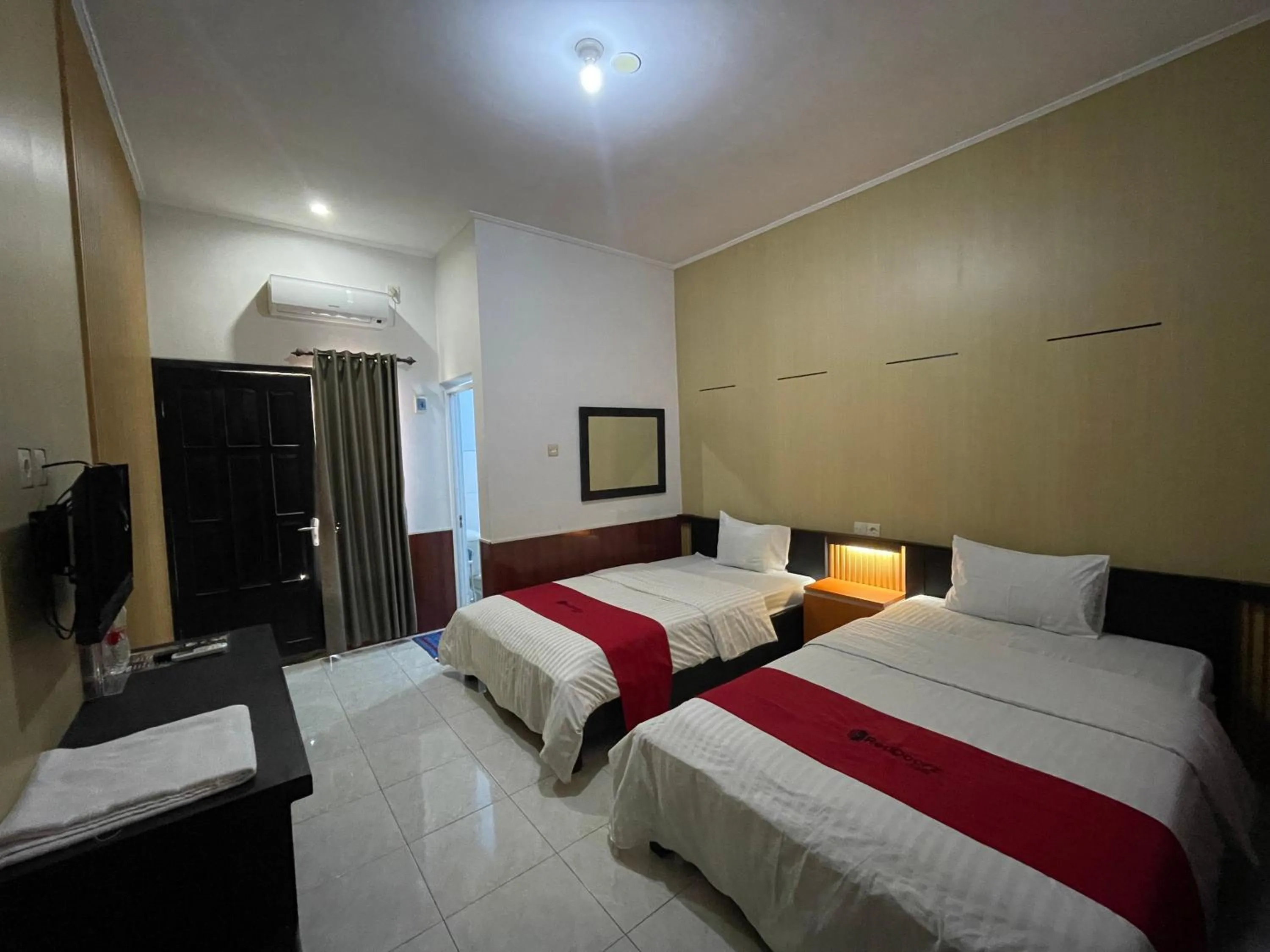 Bedroom, Bed in RedDoorz Syariah Plus near Banyuwangi Airport