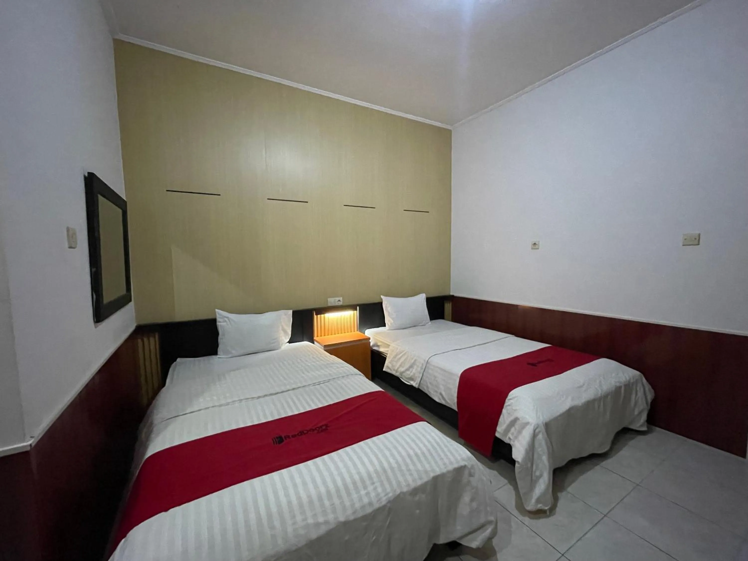 Bedroom, Bed in RedDoorz Syariah Plus near Banyuwangi Airport