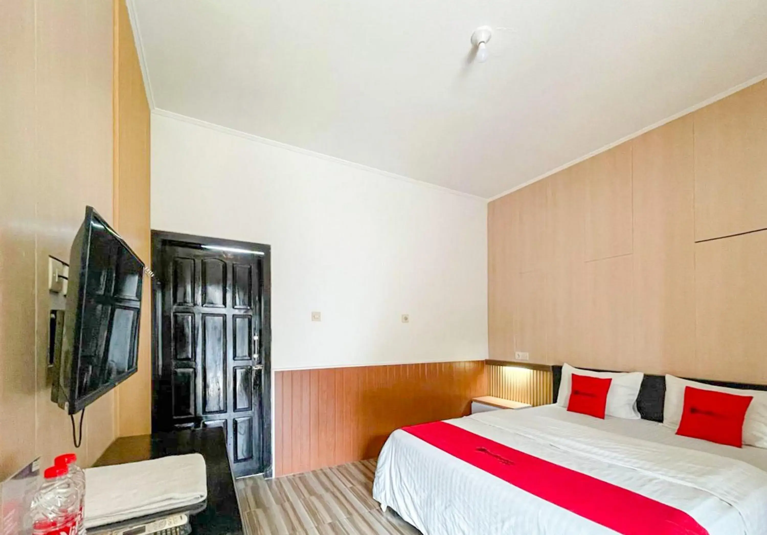 Deluxe Room in RedDoorz Syariah Plus near Banyuwangi Airport Deluxe Room in RedDoorz Syariah Plus near Banyuwangi Airport