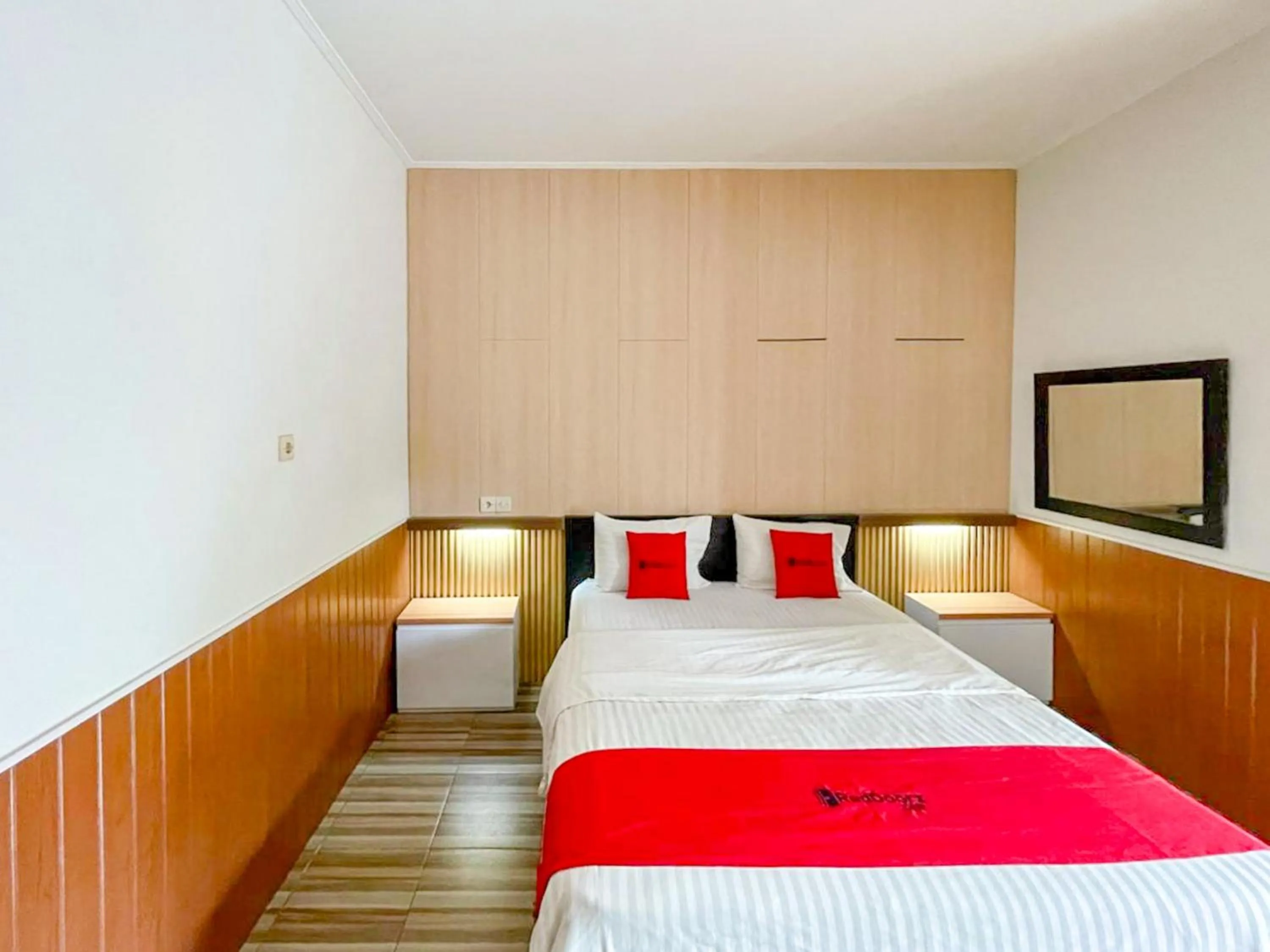 Bedroom, Bed in RedDoorz Syariah Plus near Banyuwangi Airport