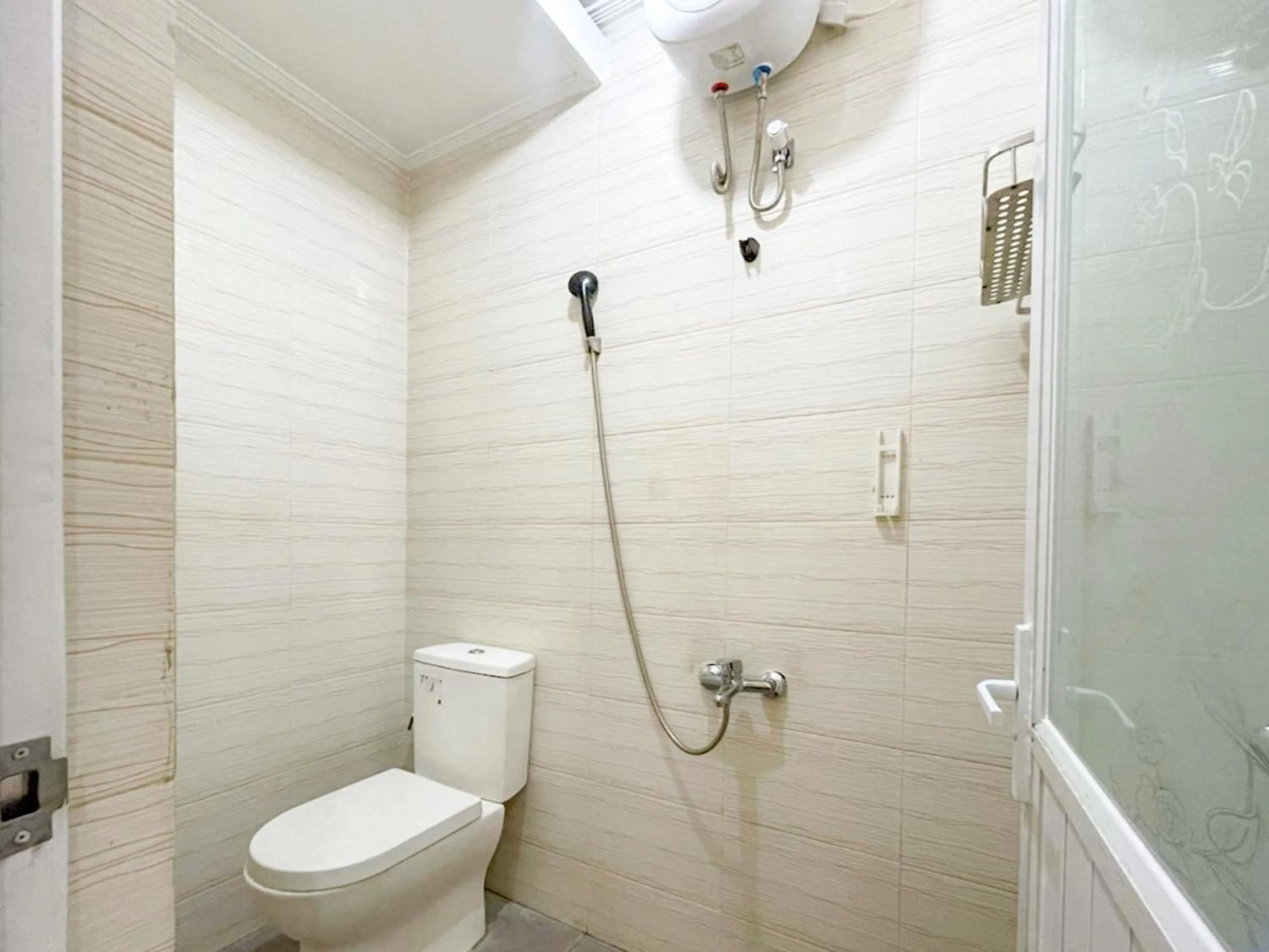 Bathroom in RedDoorz Syariah Plus near Banyuwangi Airport