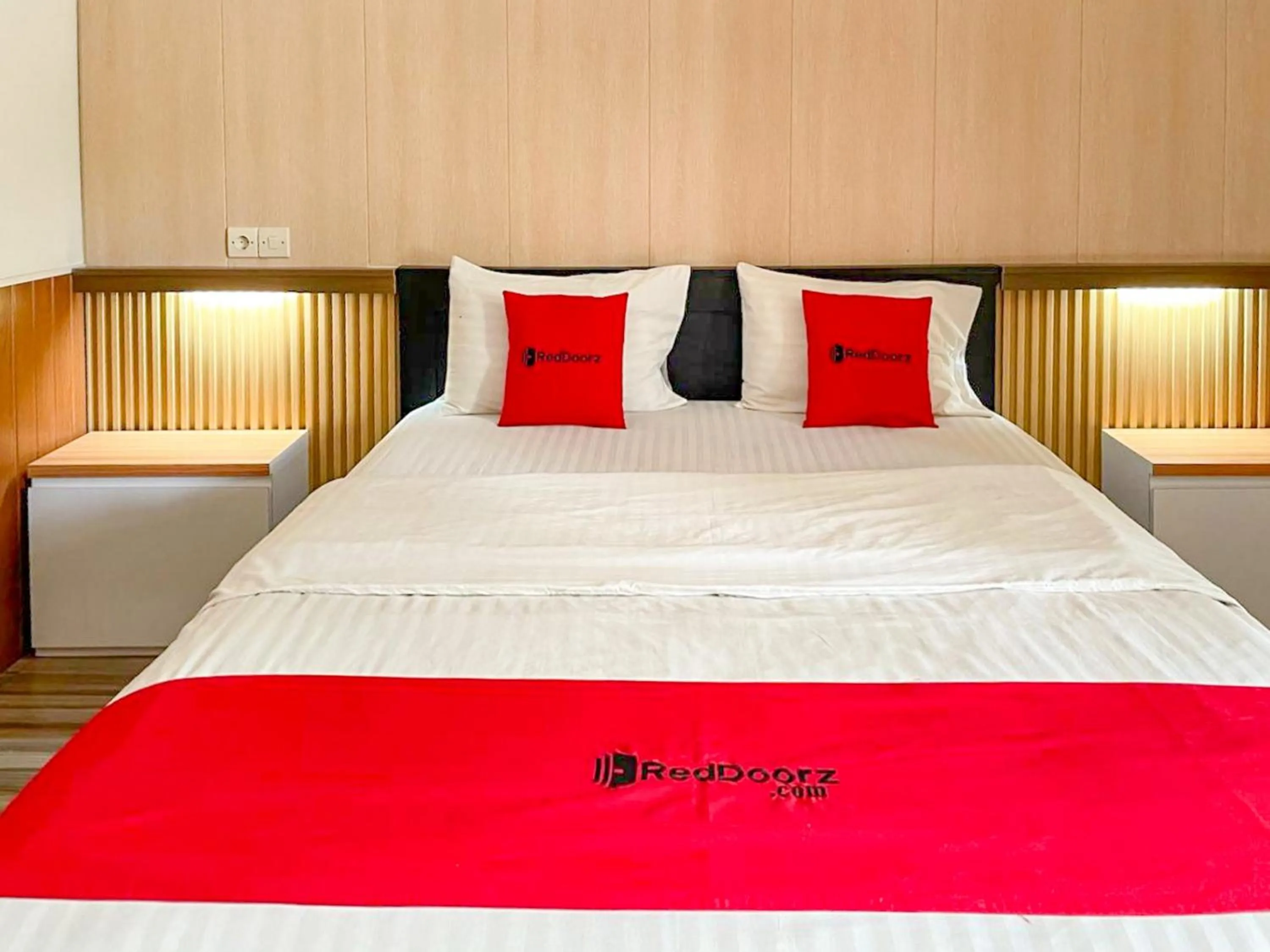 Bedroom, Bed in RedDoorz Syariah Plus near Banyuwangi Airport