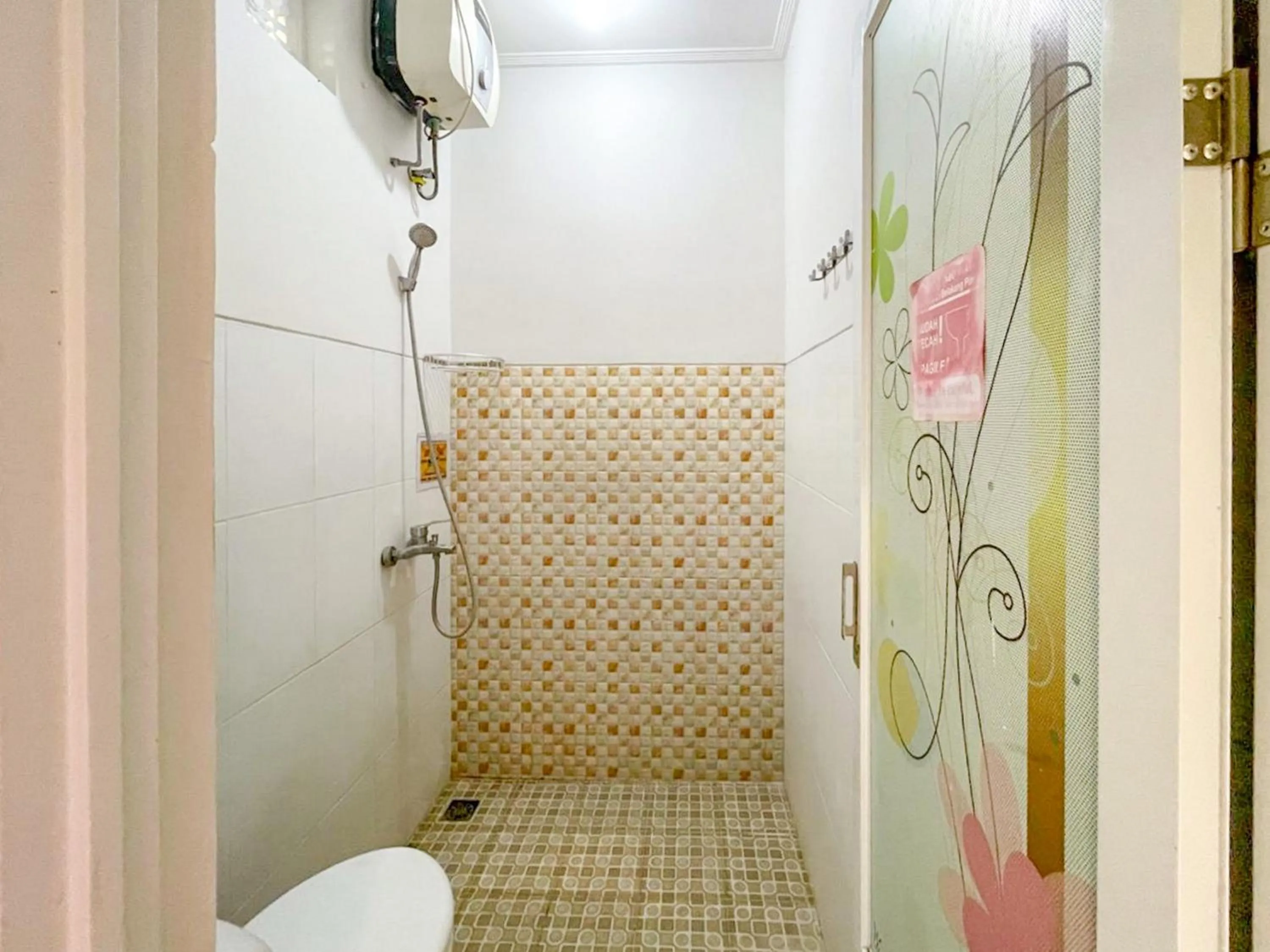 Bathroom in RedDoorz Syariah Plus near Banyuwangi Airport