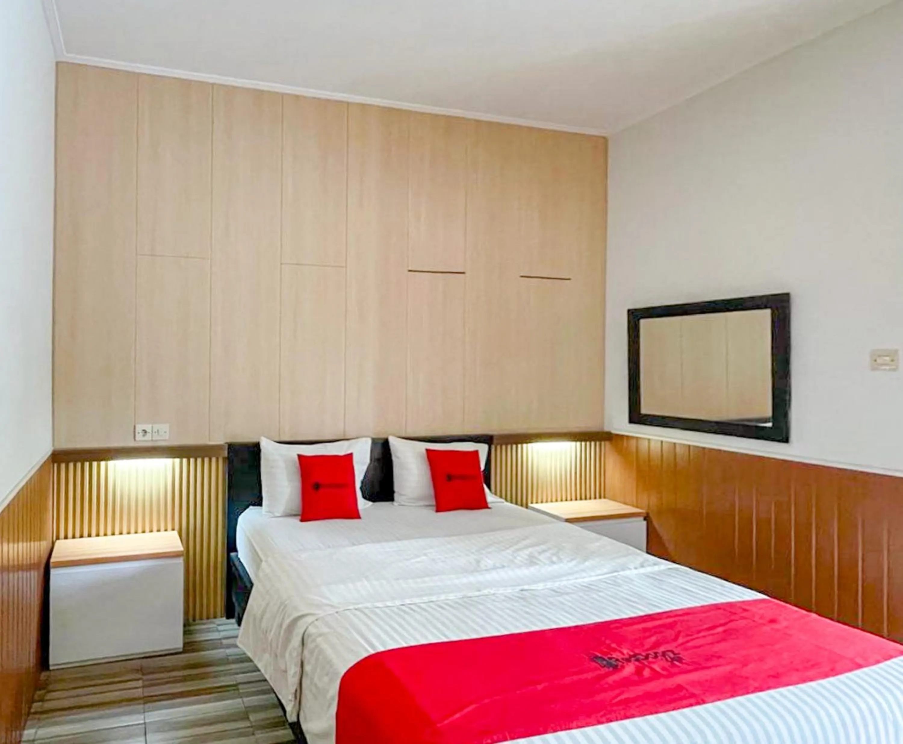 Bedroom, Bed in RedDoorz Syariah Plus near Banyuwangi Airport