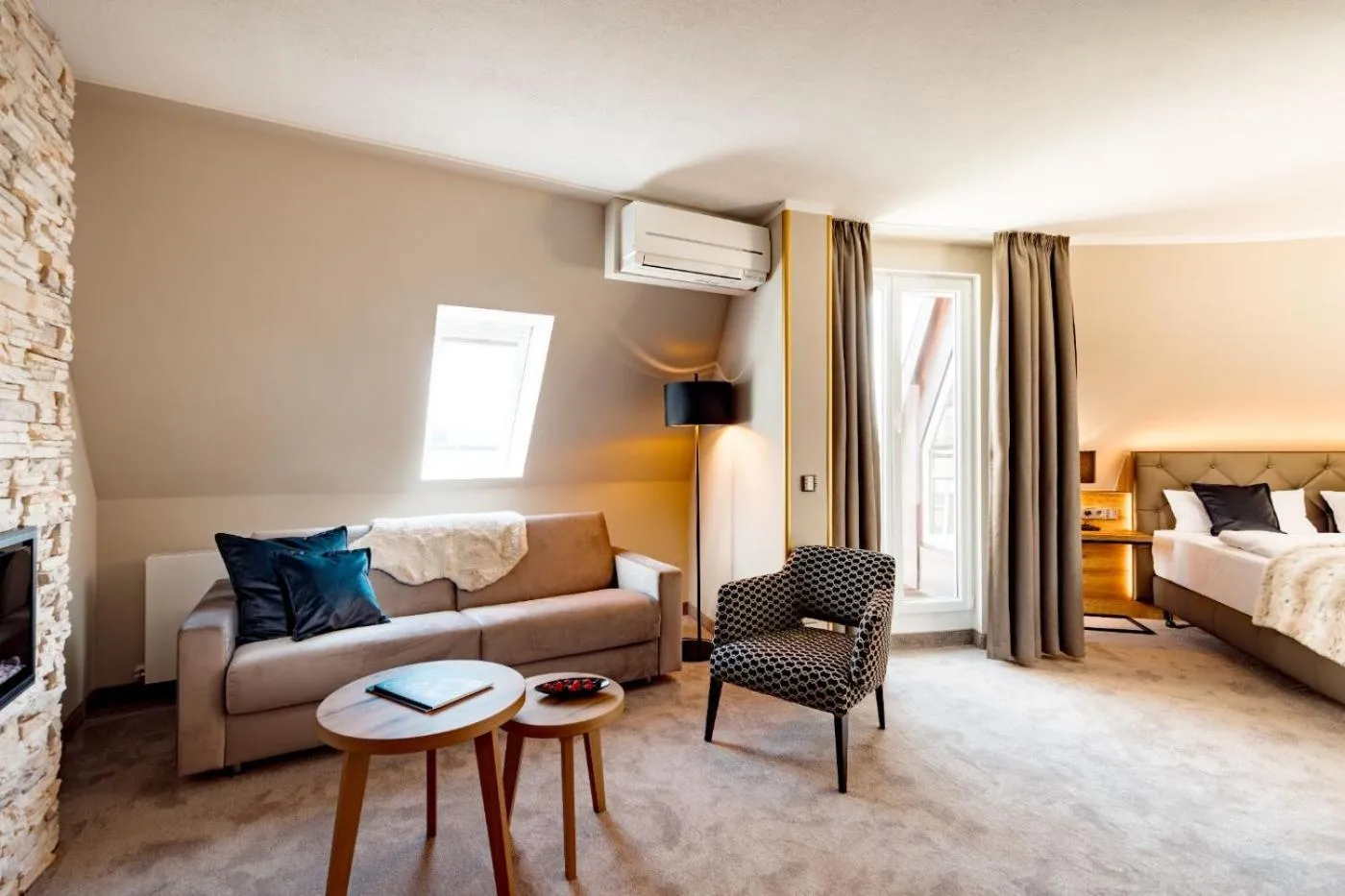 Living room, Bed in Burghotel Staufeneck