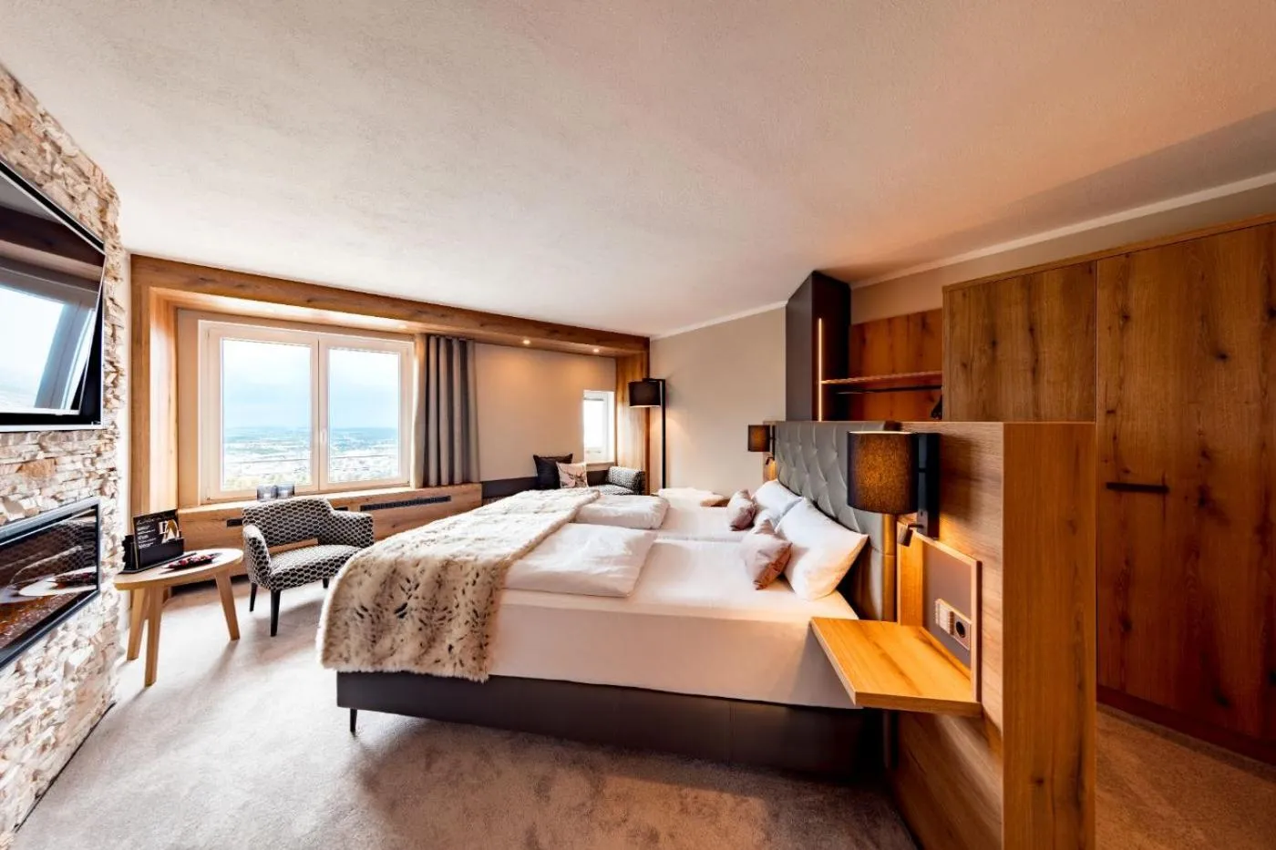 Photo of the whole room, Bed in Burghotel Staufeneck