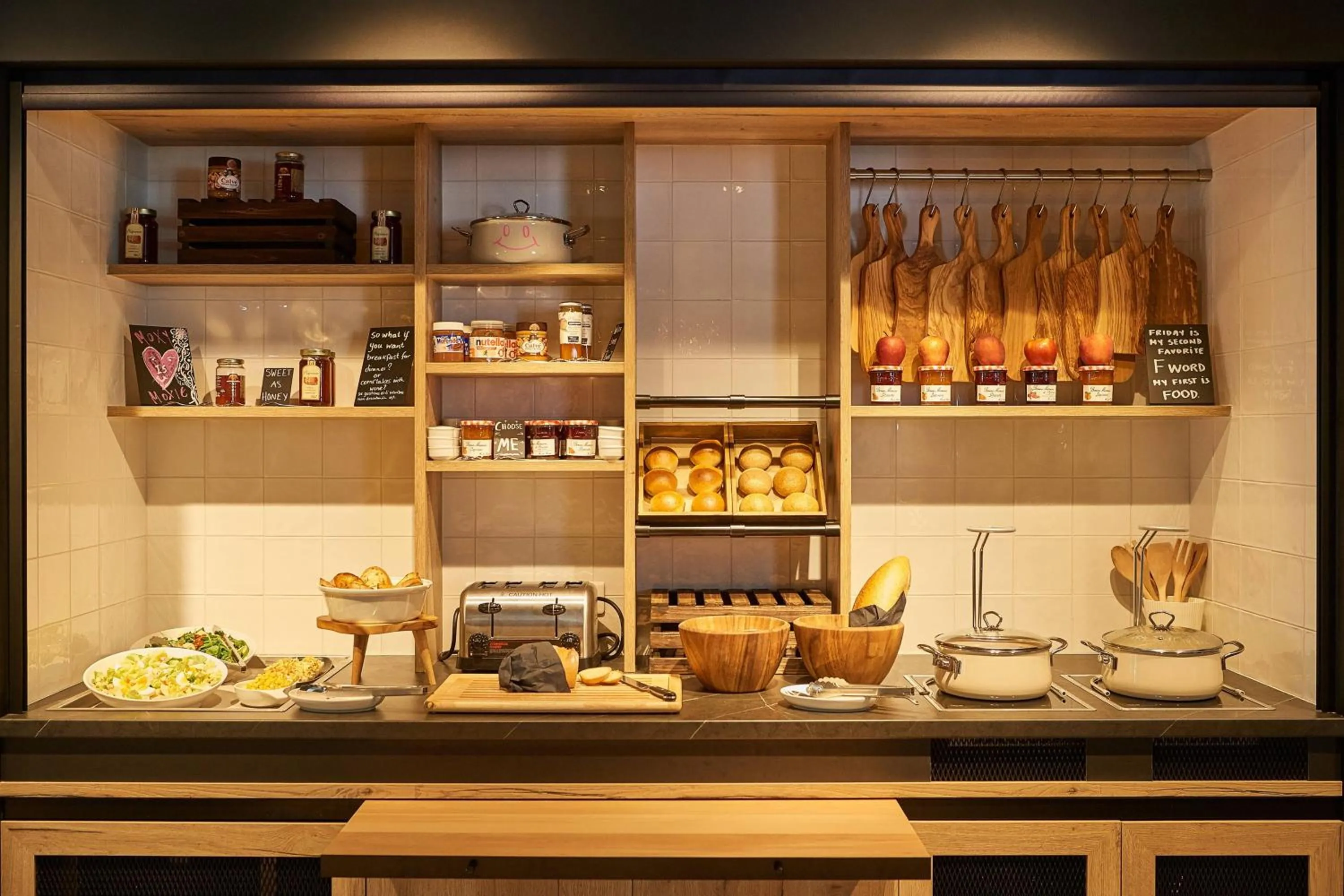 Restaurant/places to eat in Moxy Patra Marina