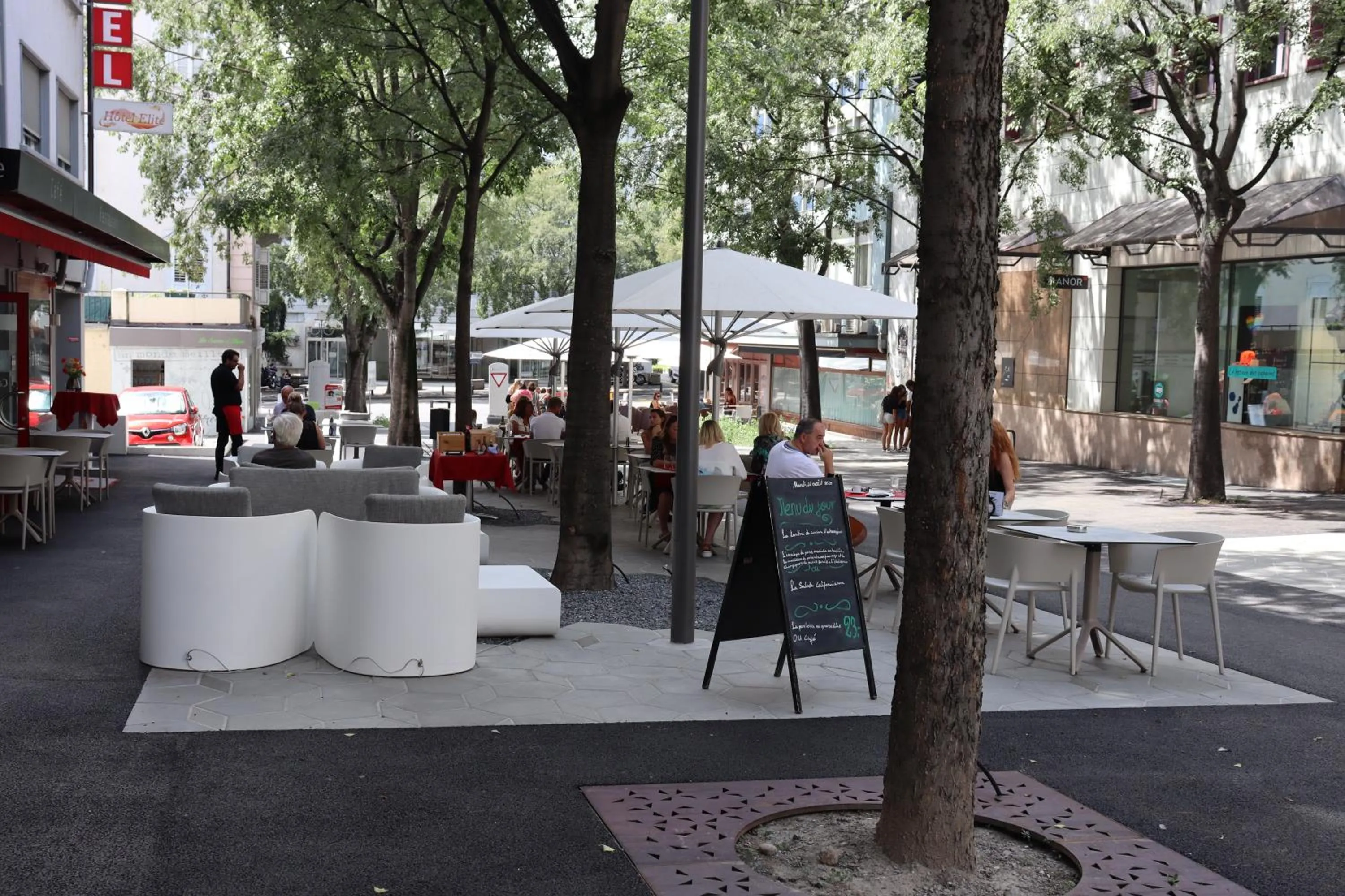 Patio in Hôtel Elite