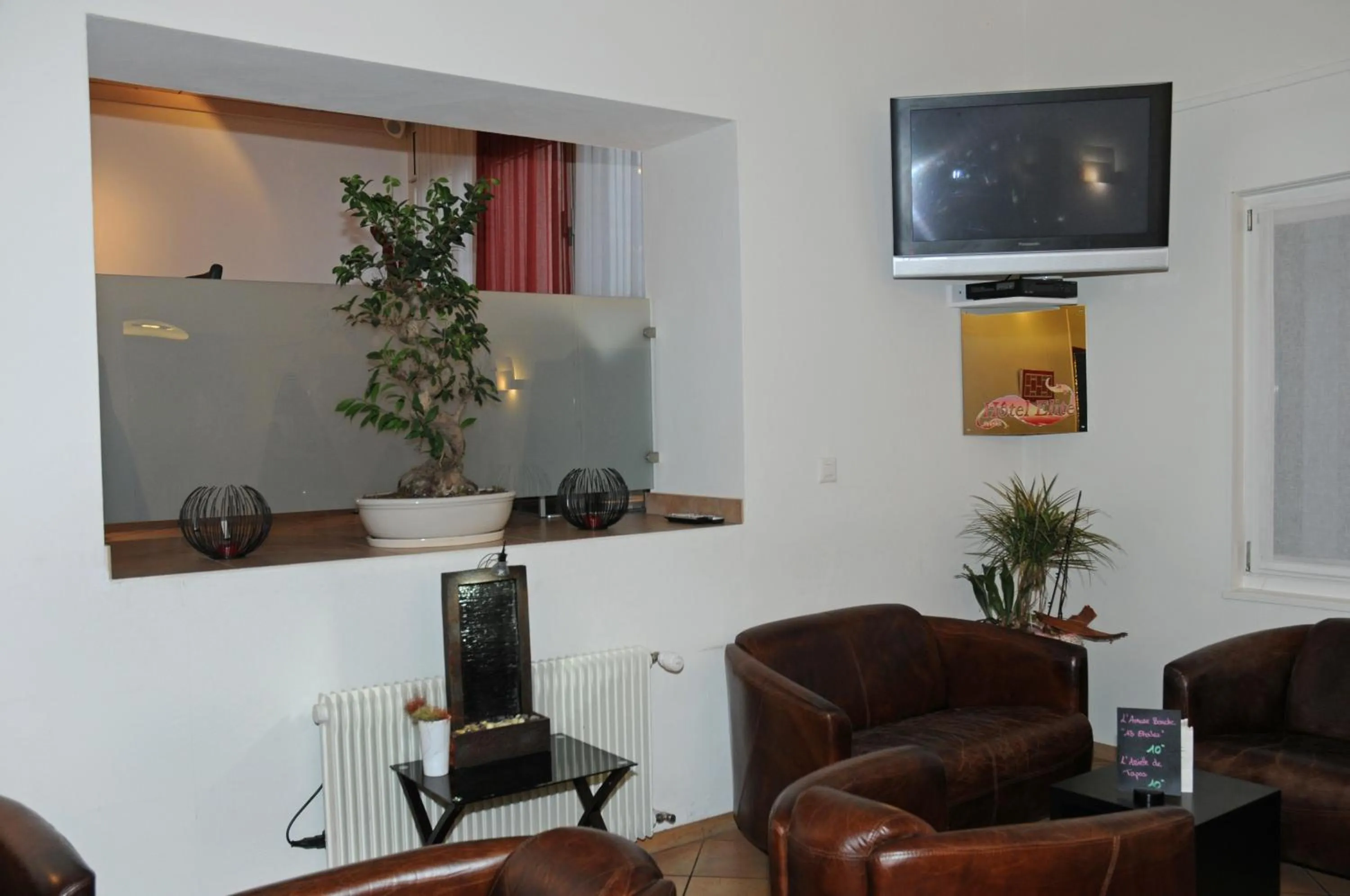 Communal lounge/ TV room in Hôtel Elite