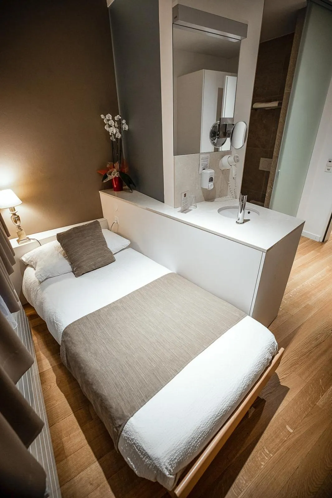 Bedroom, Bed in Hôtel Elite