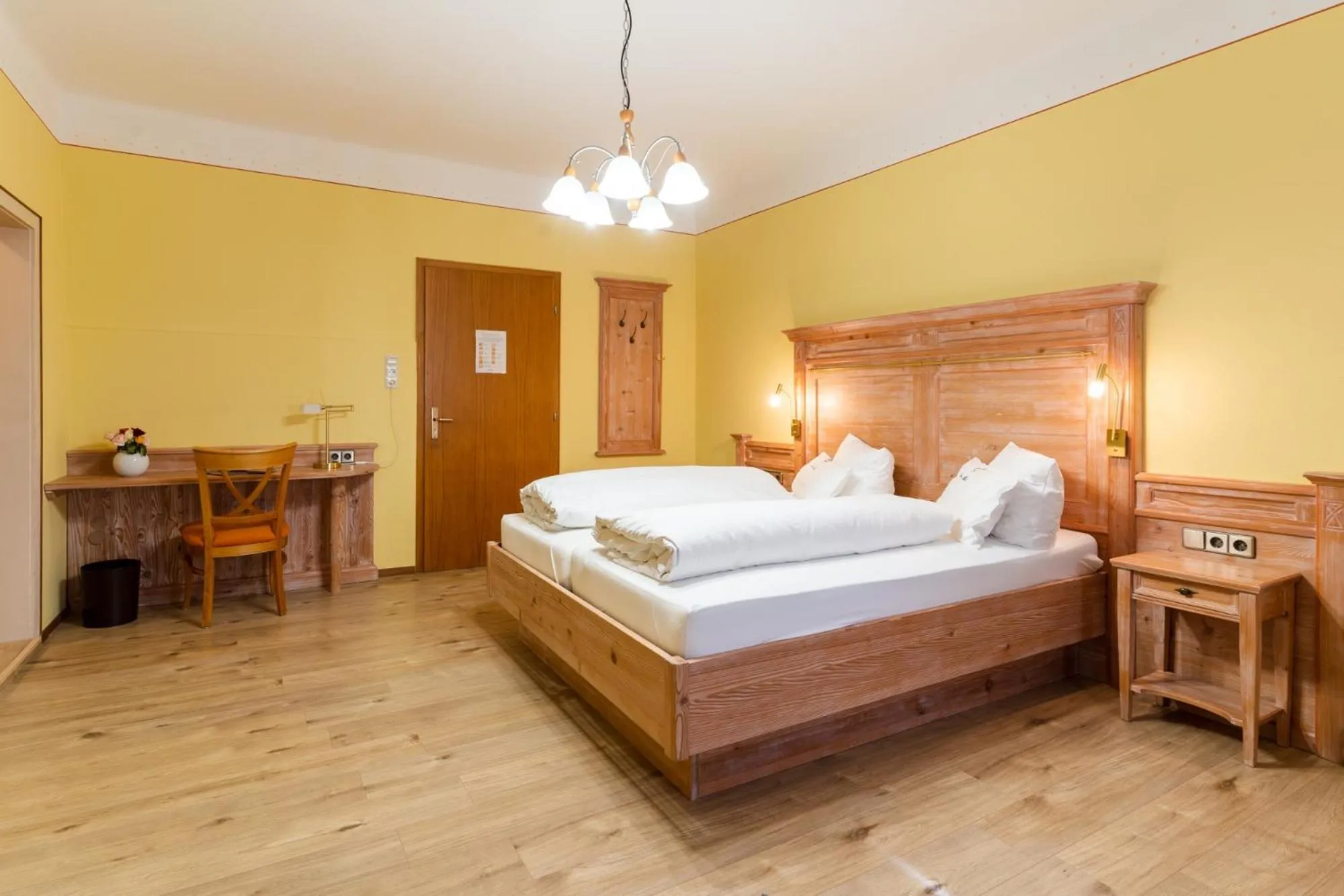 Photo of the whole room, Bed in Dom-Hotel