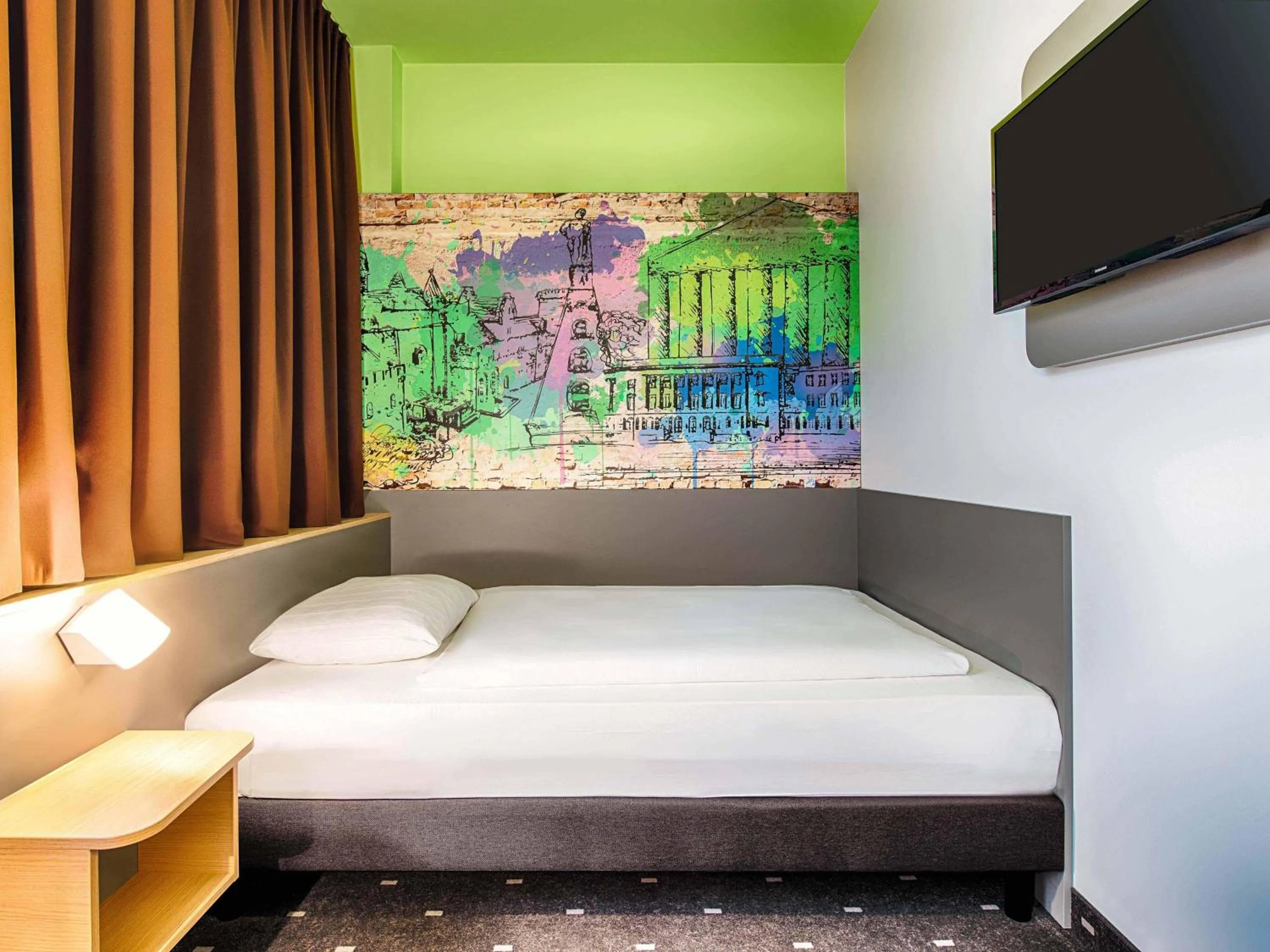 Photo of the whole room, Bed in B&B Hotel Kassel-City