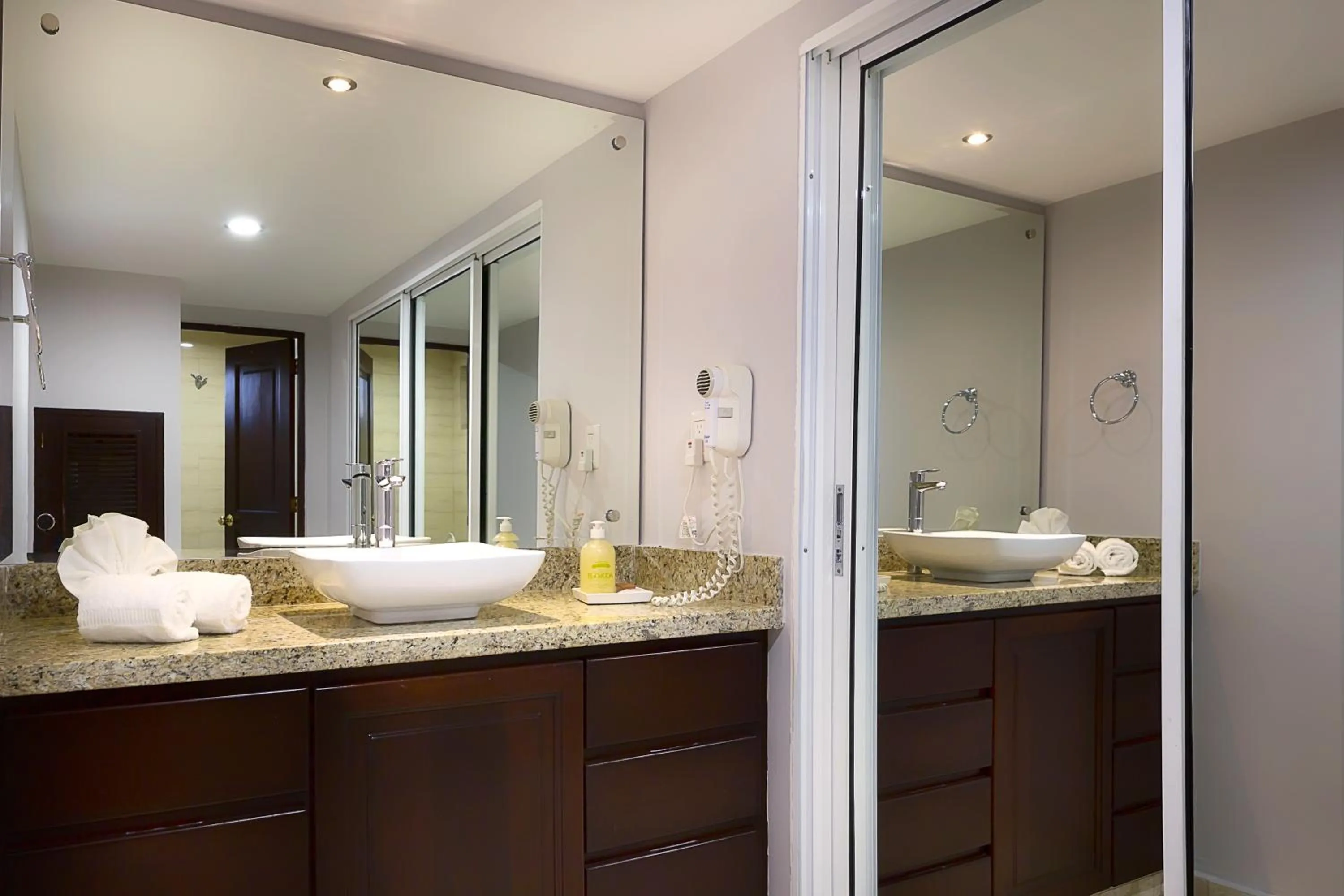 Bathroom in Plaza Florida Suites
