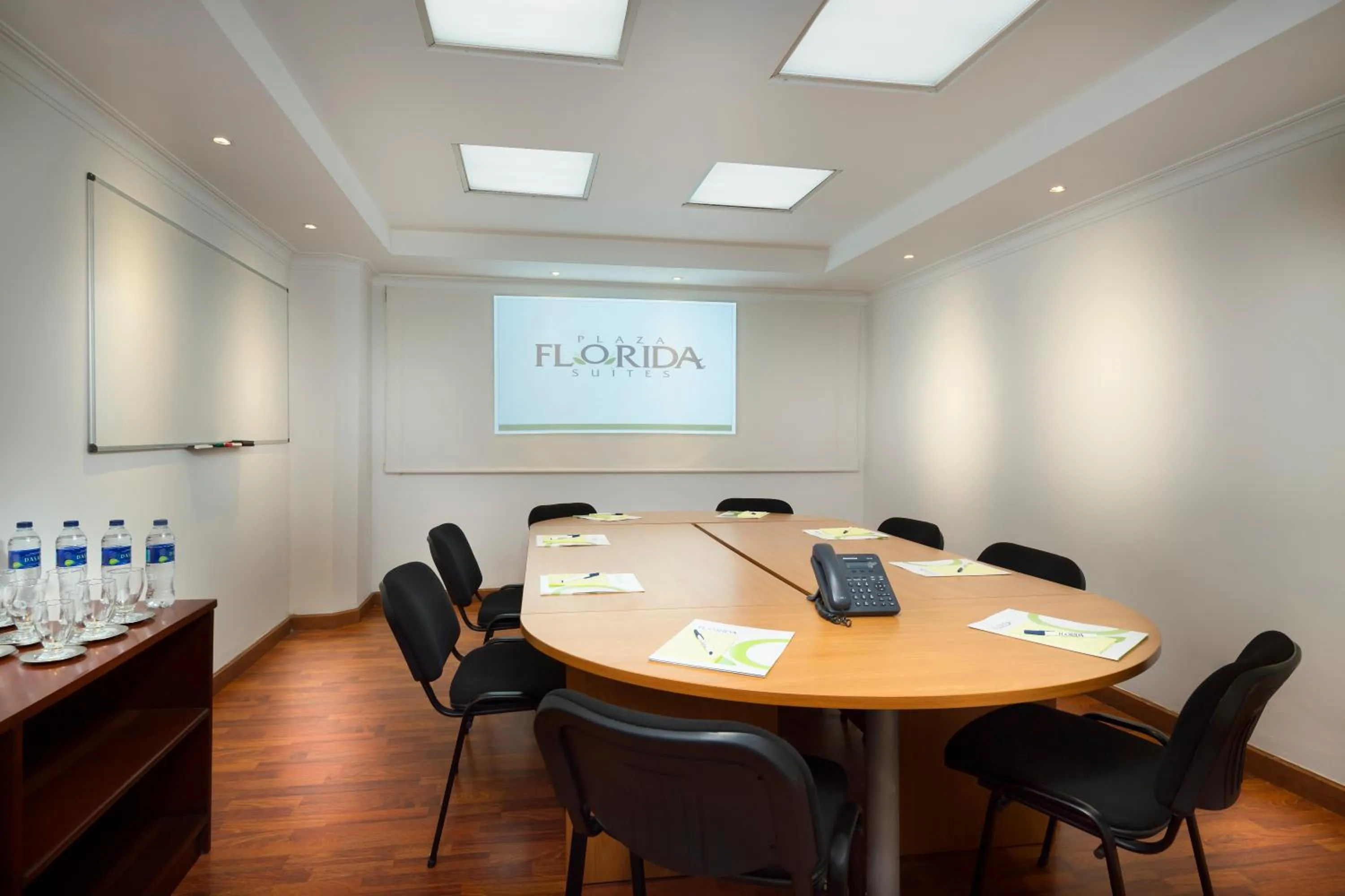 Meeting/conference room in Plaza Florida Suites