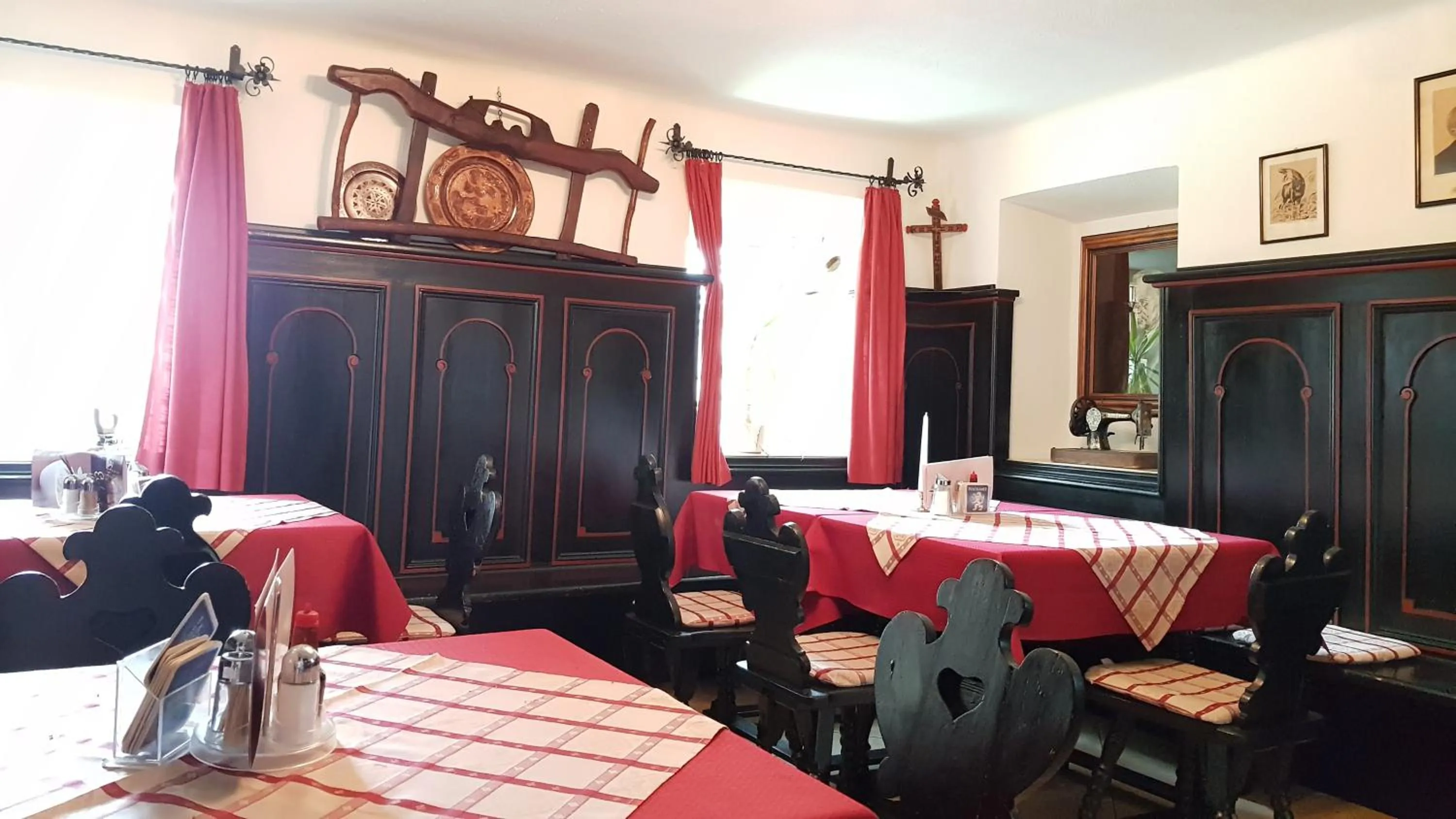 Restaurant/places to eat in Roseggerhof