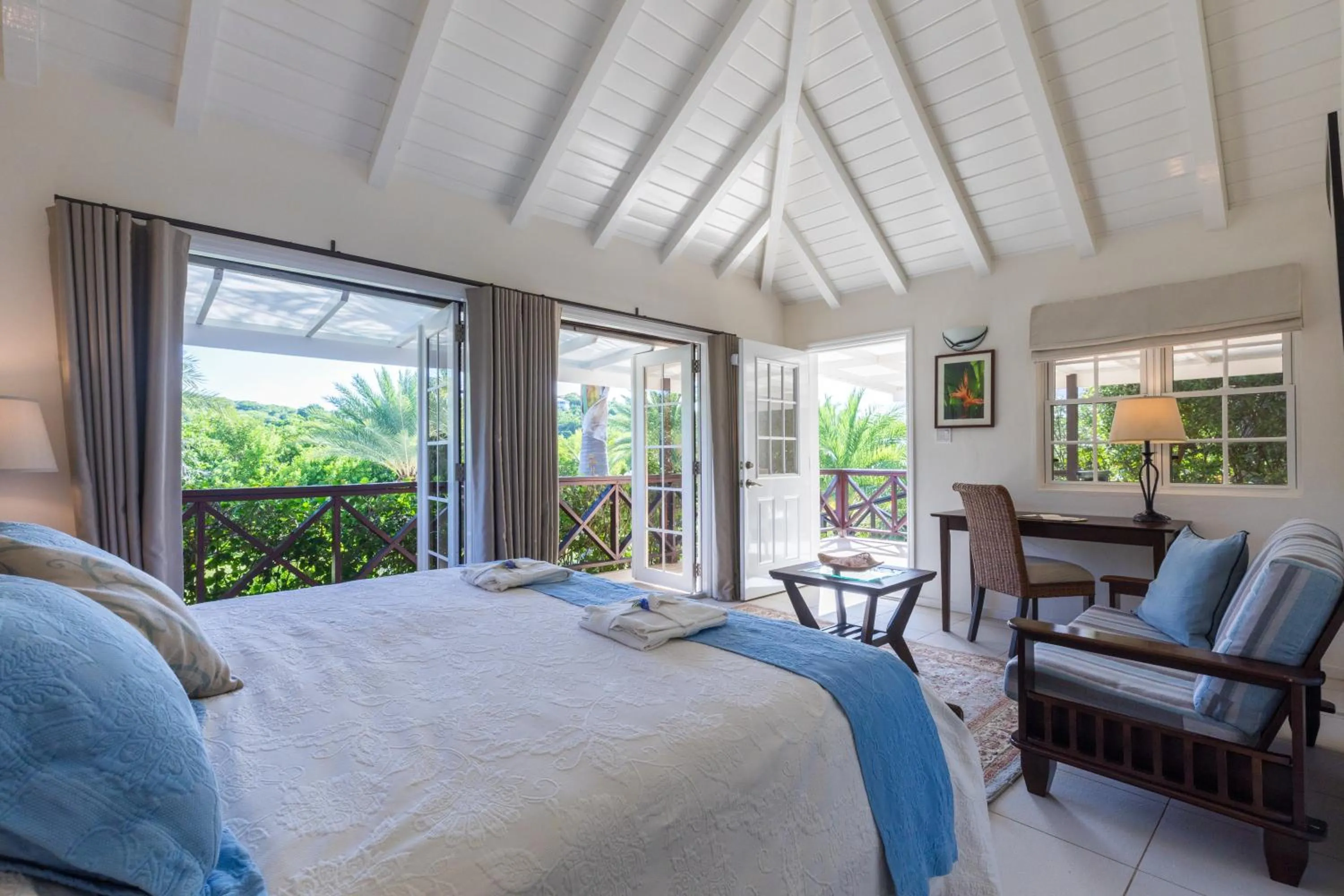 Bed in Admiral's Inn and Gunpowder Suites