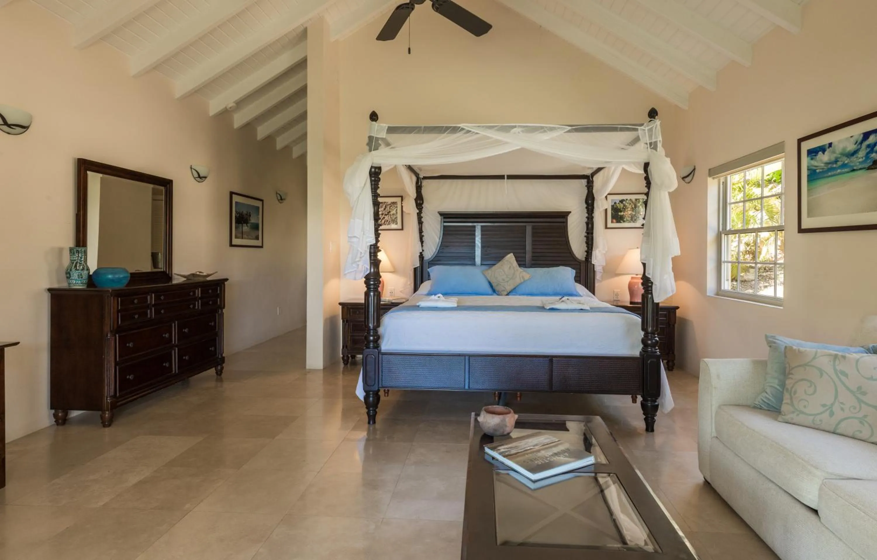 Bed in Admiral's Inn and Gunpowder Suites