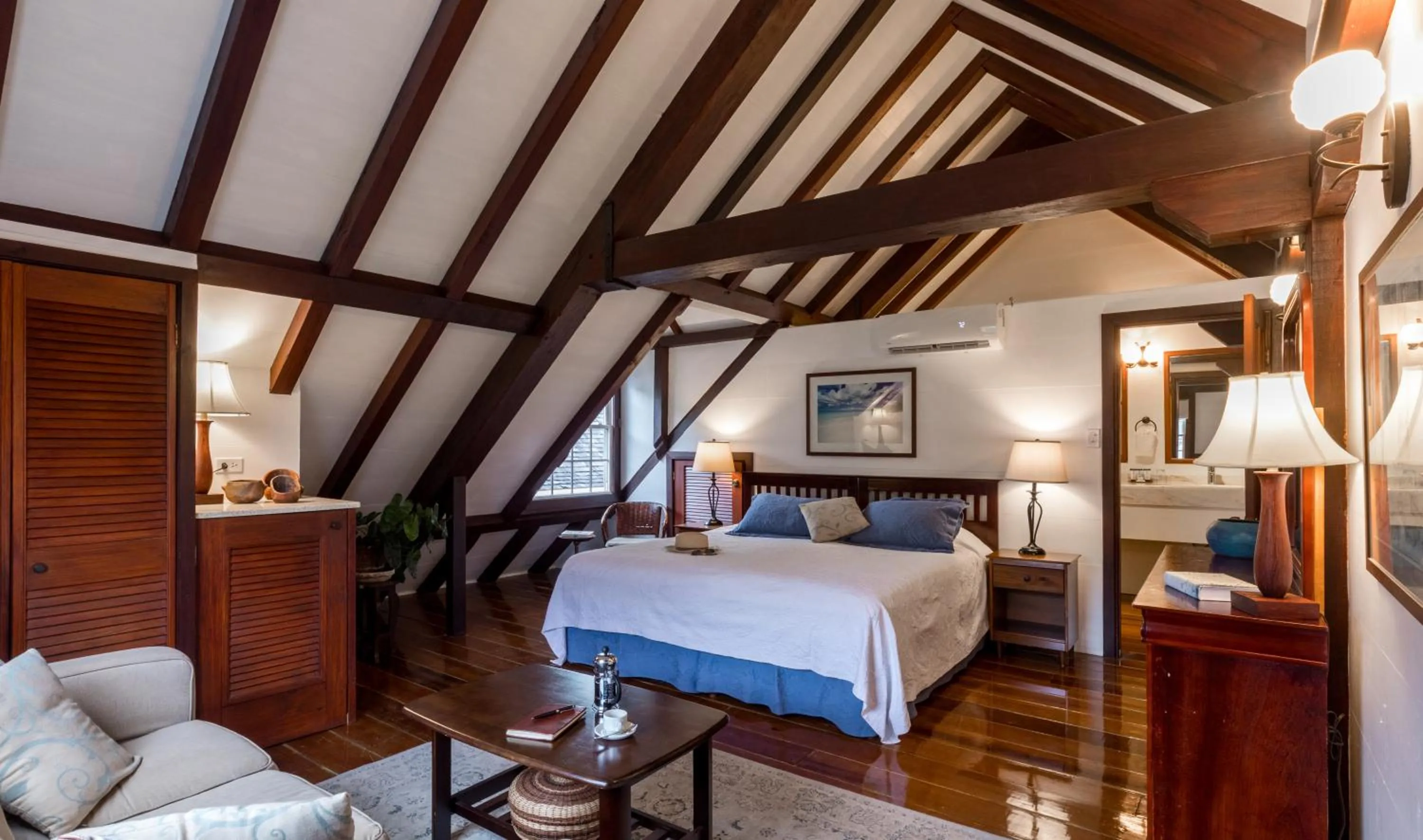 Bed in Admiral's Inn and Gunpowder Suites