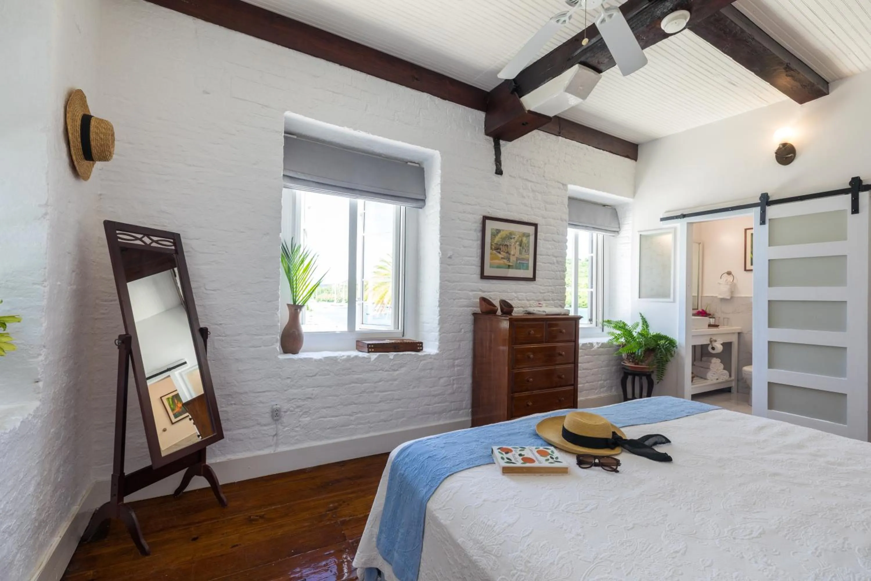 Bed in Admiral's Inn and Gunpowder Suites